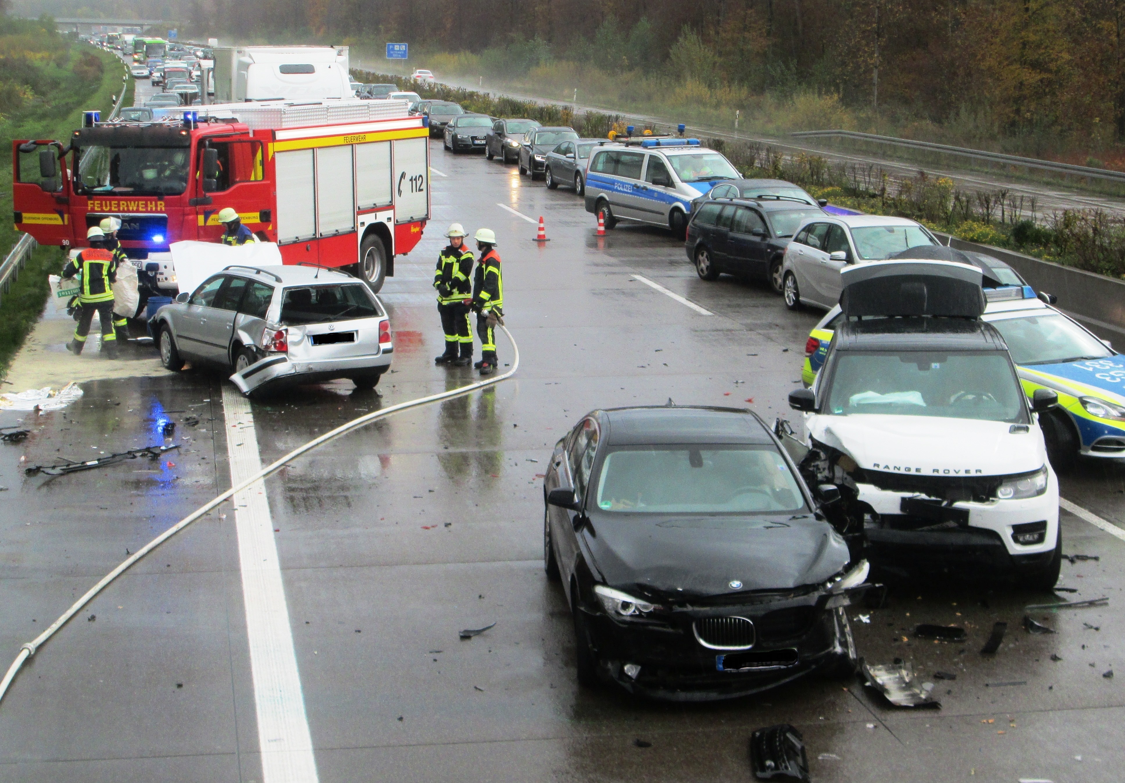 Ein Verkehrsunfall auf der A5 in Richtung Achern: Ein solch tragisches Ereignis kann mitunter unangebrachte Neugier von Autofahrern wecken.