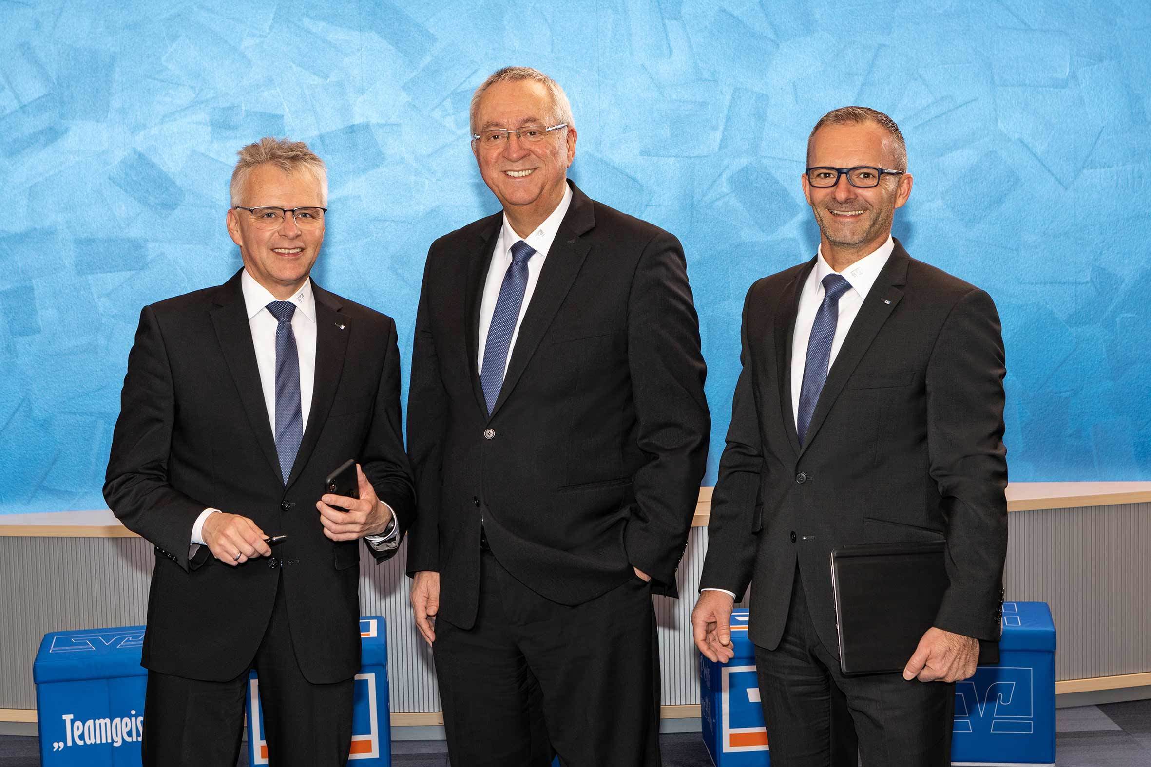 Der Vorstand der Volksbank Mittlerer Schwarzwald mit dem Vorstandsvorsitzenden Martin Heinzmann (v. l.), dem Vorstandsmitglied für Personalentwicklung, Rainer Engel sowie dem stellvertretenden Vorsitzenden Oliver Broghammer stellt seine Bilanz für das abgelaufene Geschäftsjahr 2018 vor. Foto: Volksbank Mittlerer Schwarzwald eG