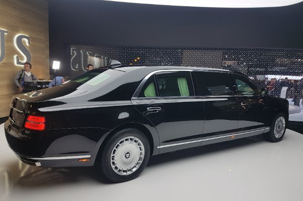 Nur anschauen, nicht anfassen: Die gepanzerte Präsidenten-Limousine von Wladimir Putin am Aurus Stand in Genf 2019.