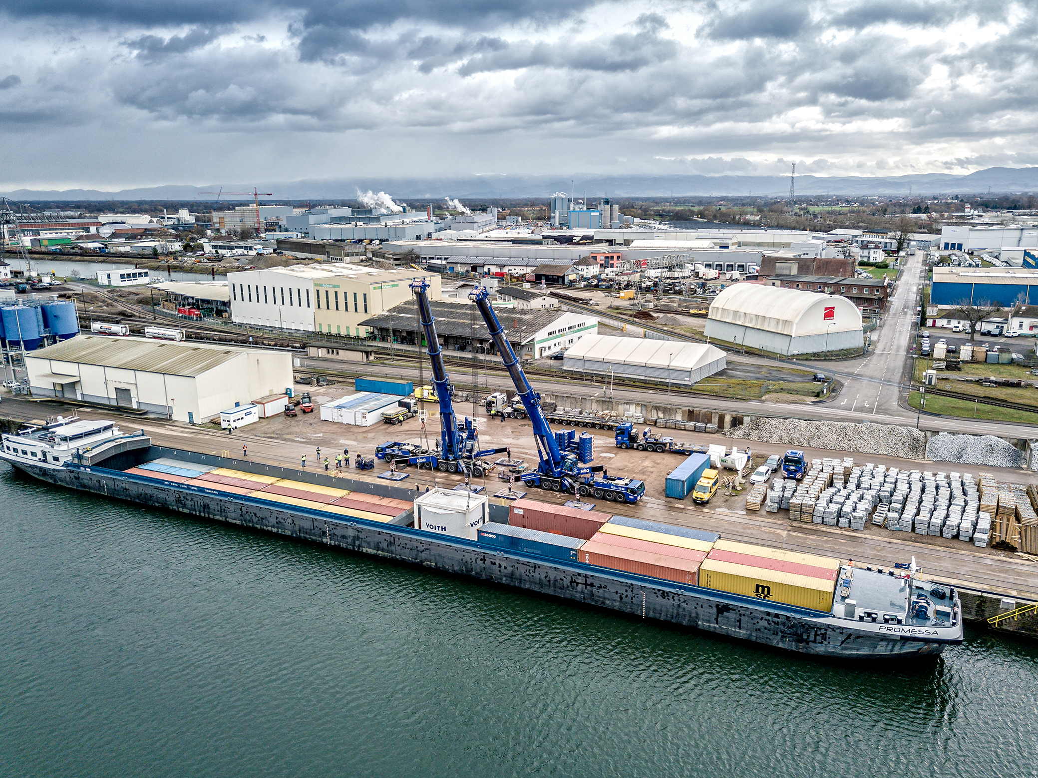 Der Zylinder (Bildmitte) wird im Kehler Rheinhafen angeliefert.