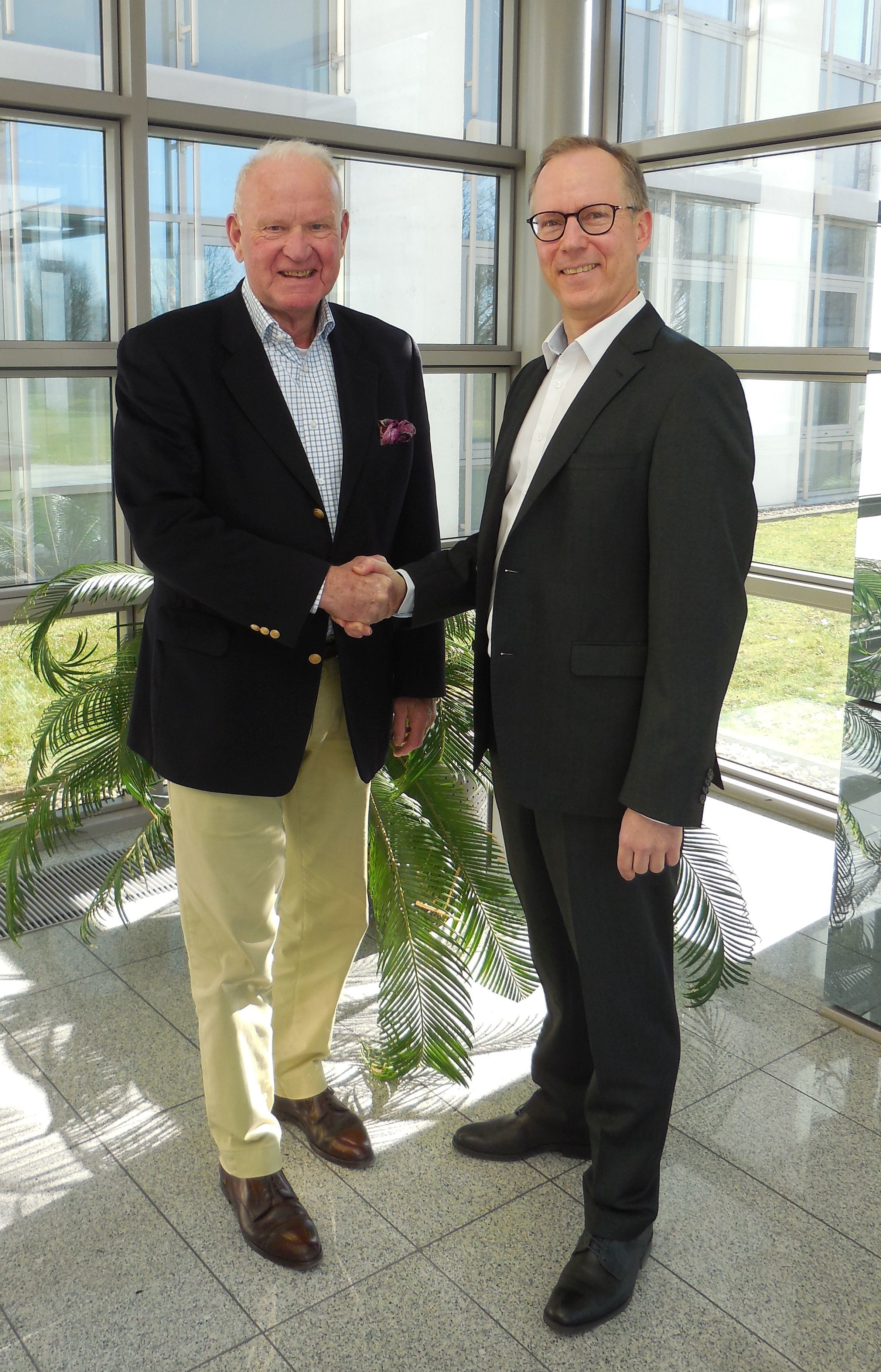 Joachim Schraeder (links) und Ralf Dieterich bei der Spendenübergabe im Firmensitz von Printus