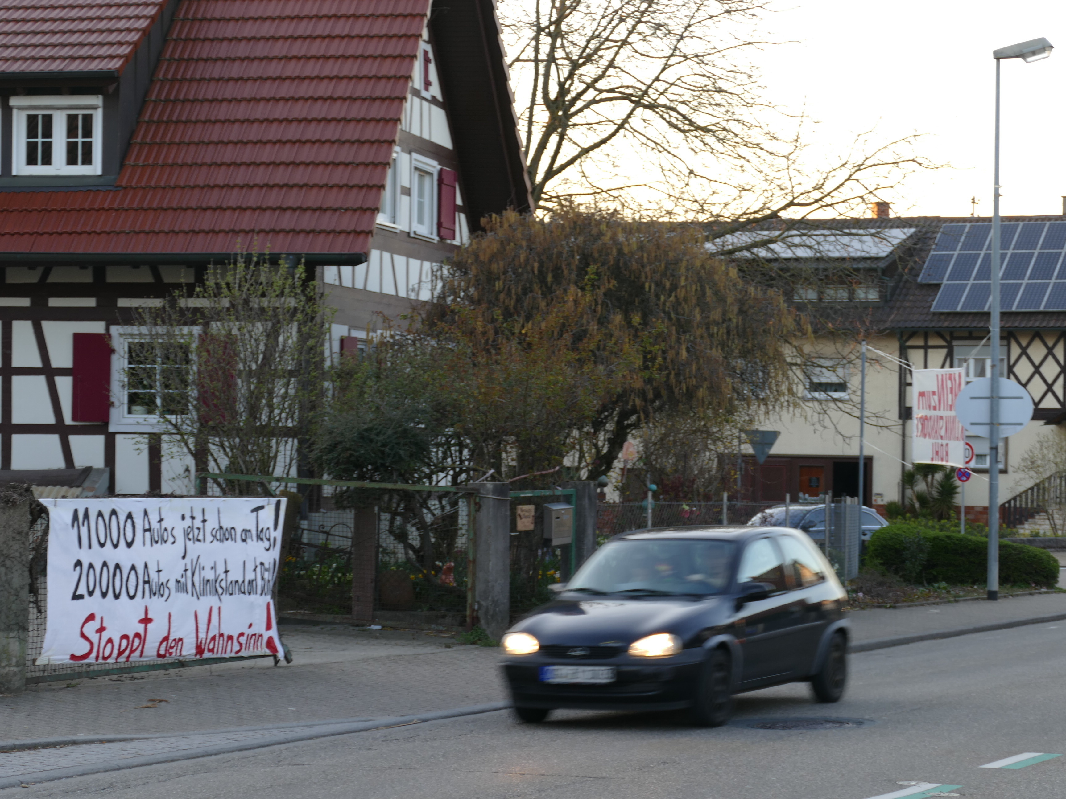 Bühls Bürger protestieren mit Transparenten und über eine BI gegen den geplanten Standort in der Nähe des Ortsteils.