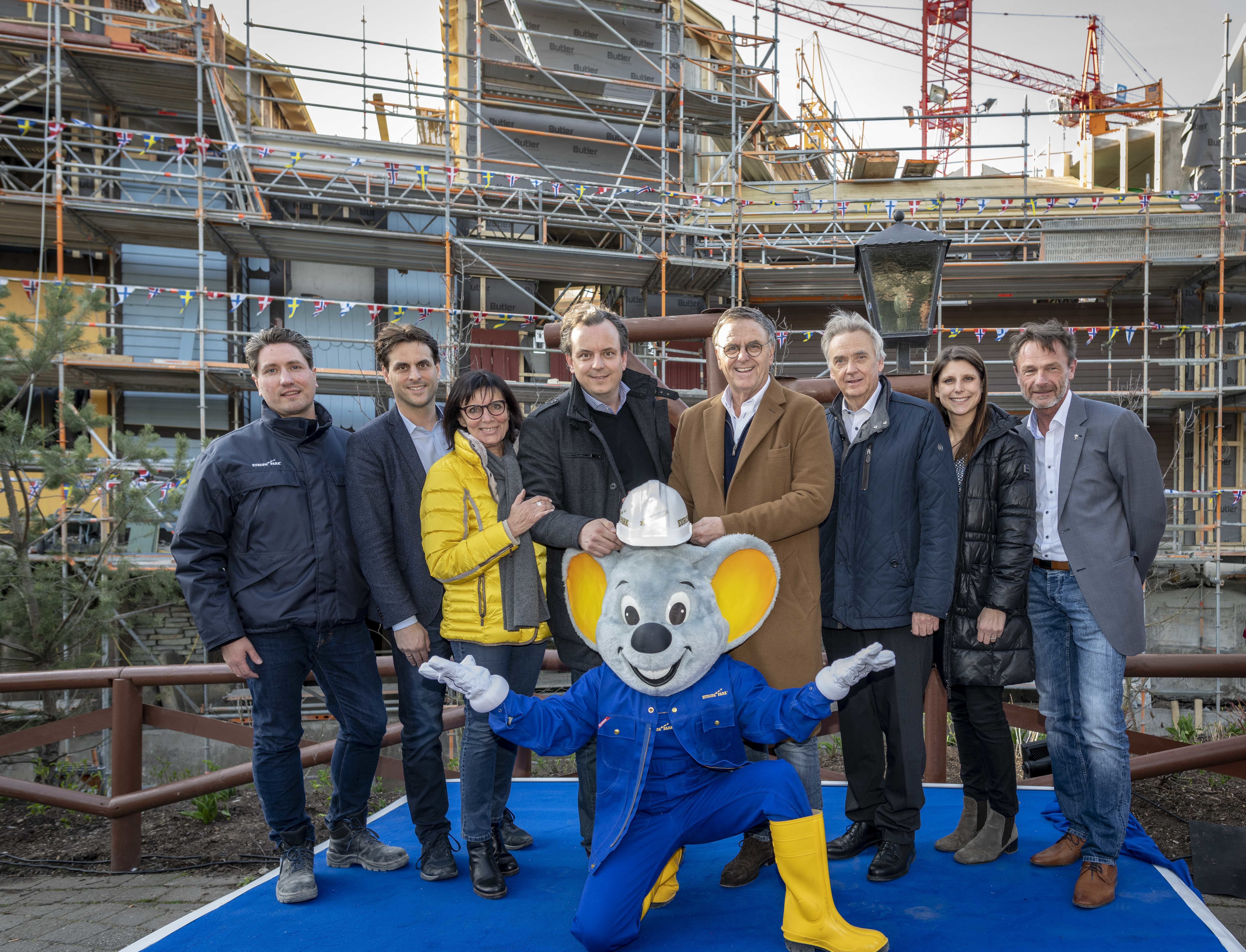 Die Europa-Park-Inhaberfamilie Mack freut sich mit ihren Mitarbeitern und Ed Euromaus auf die Eröffnung des beliebten Themenbereichs .