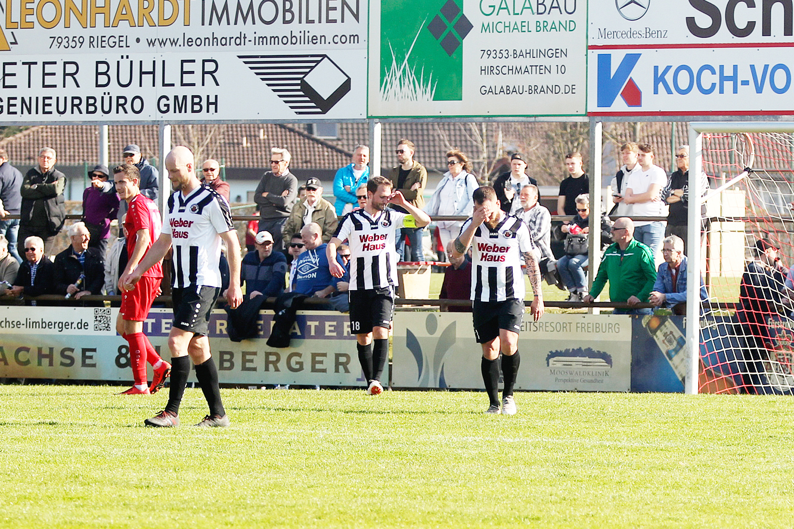 Das Bild spricht Bände: Enttäuschte Spieler des SV Linx nach dem 0:4 kurz vor der Pause in Bahlingen.