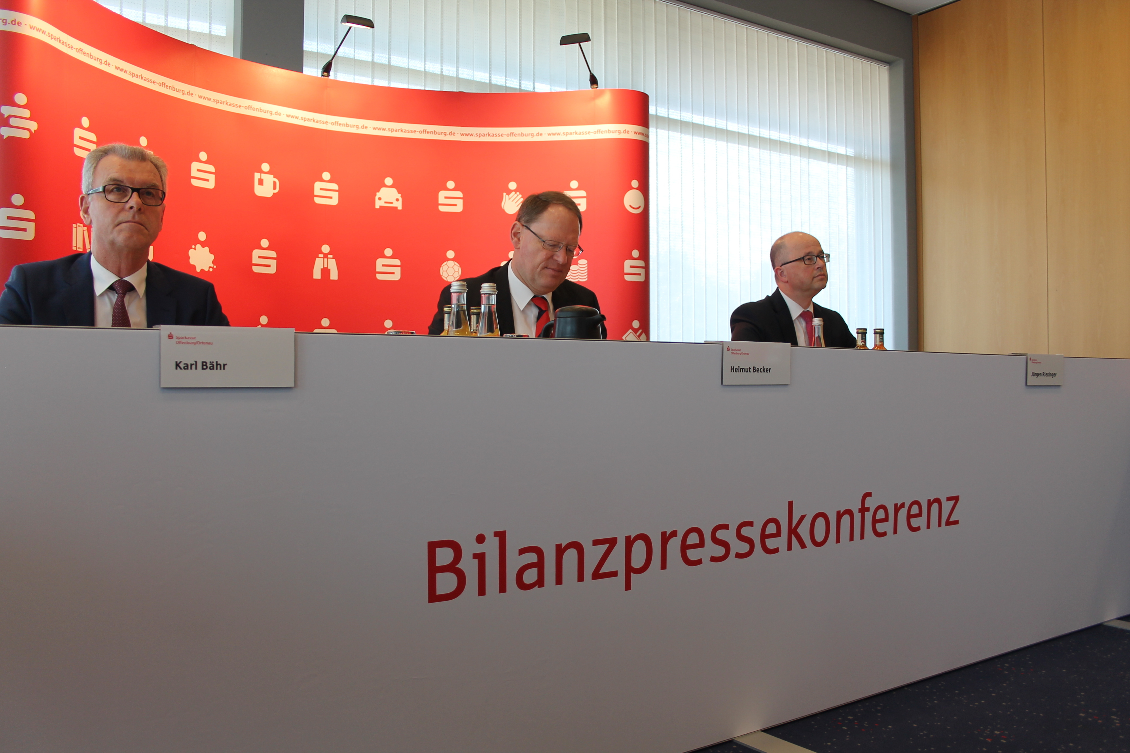 Karl Bähr (v. l. n. r. ), stellvertretender Vorstandschef der Sparkasse Offenburg/Ortenau, Helmut Becker, Chef des Bankinstituts, und Jürgen Riexinger, Vorstandsmitglied, präsentieren die Daten zum vergangenen Geschäftsjahr.