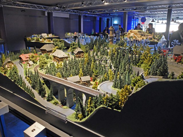 Blick in den Ausstellungsbereich. Im Vordergrund eine typische Schwarzwald-Landschaft mit der weltberühmten Hexenlochmühle. | Foto: Alfred Schramm