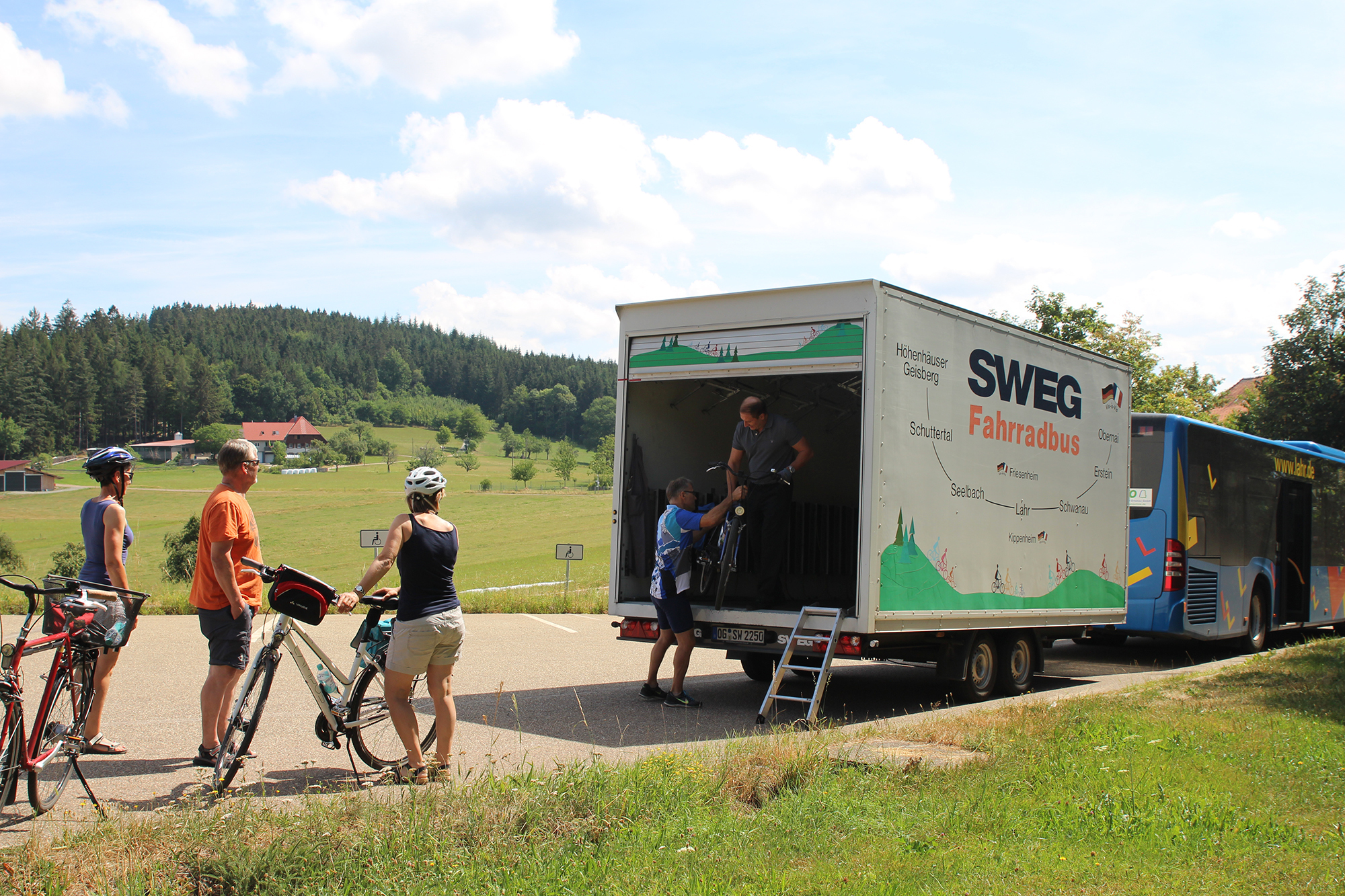 Mit dem Radbus geht es zum Geisberg.