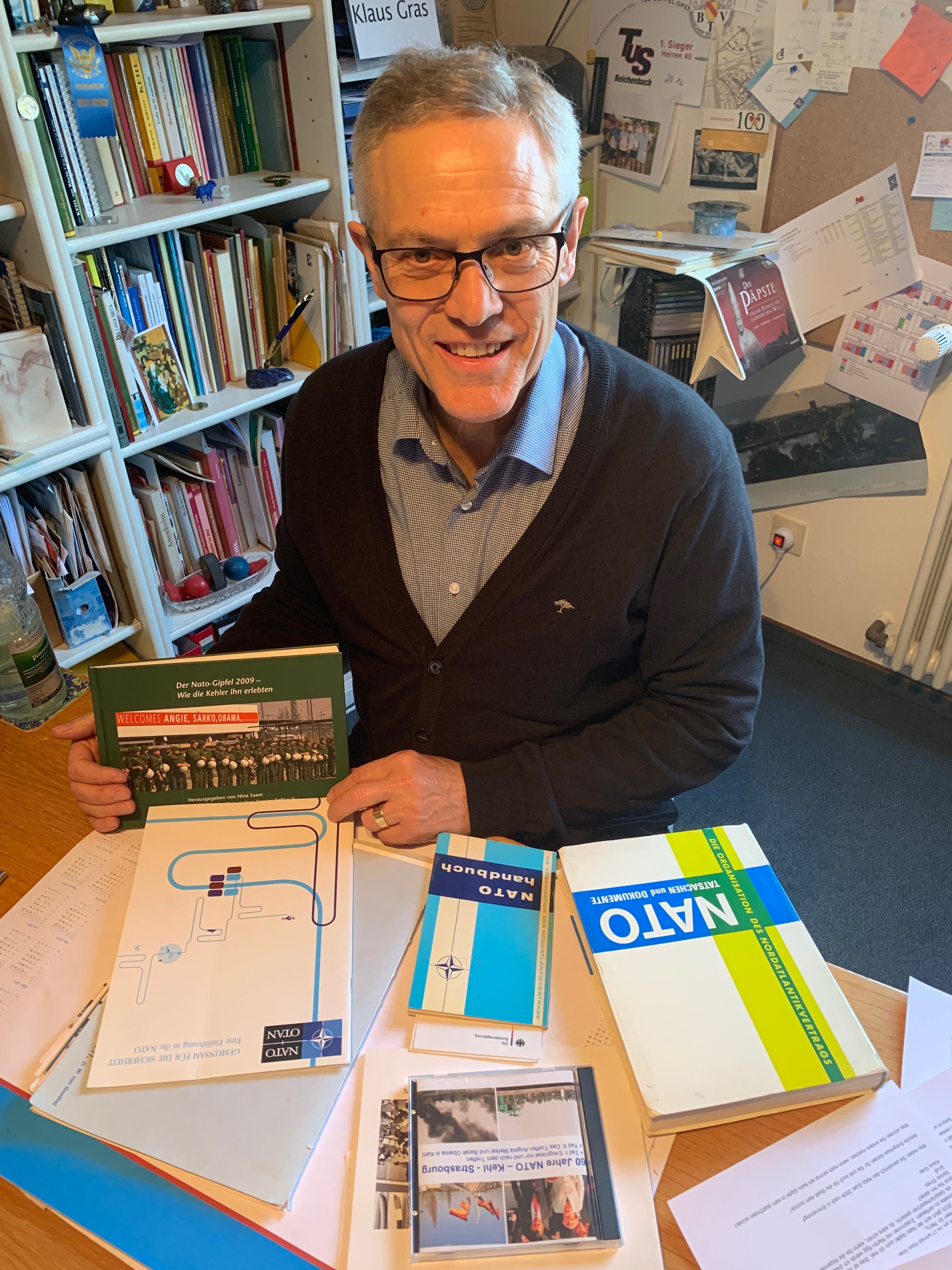 Klaus Gras mit dem Nato-Gipfel-Buch