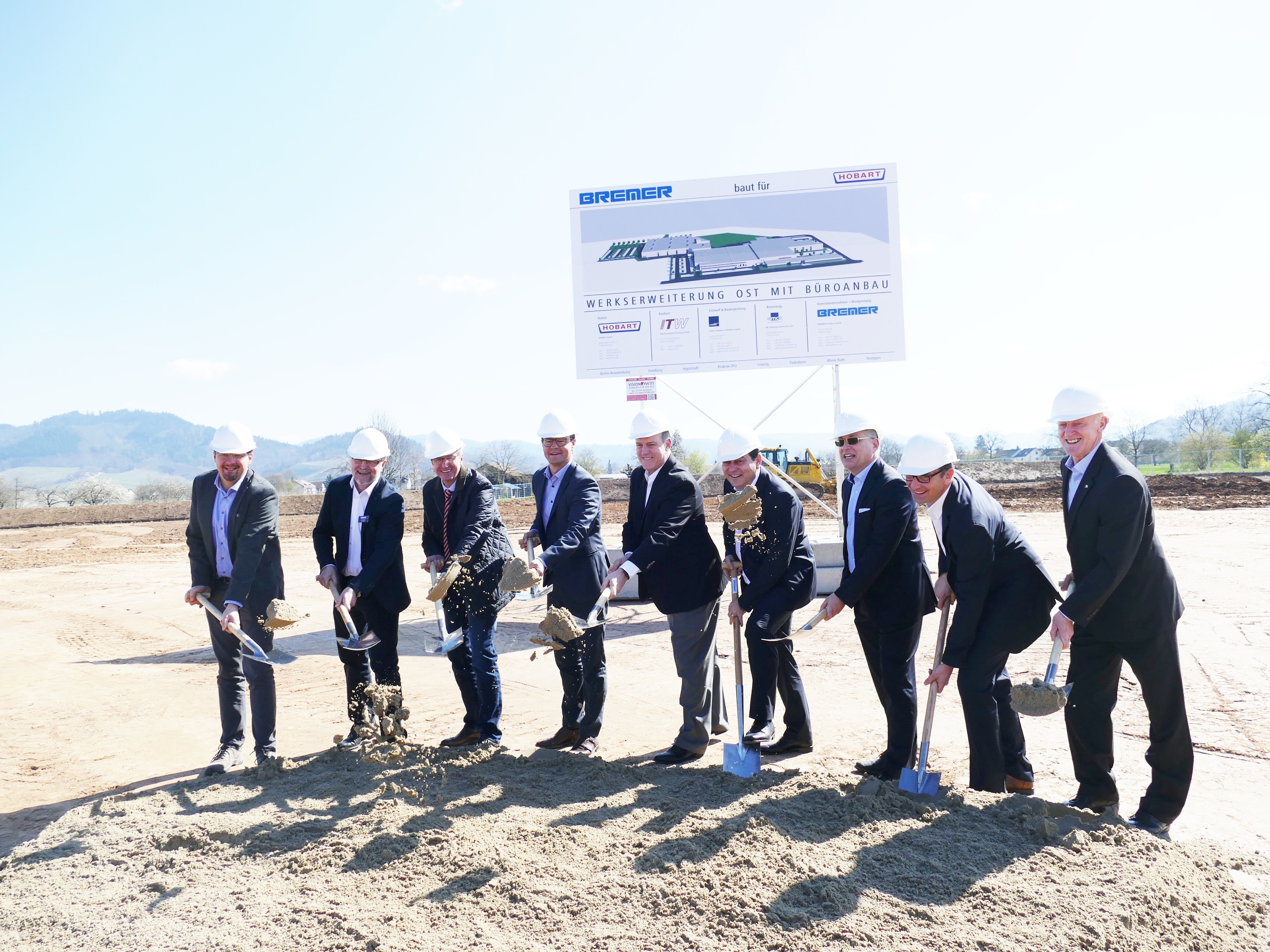 Spatenstich in Elgersweier: Florian Hecher, Bauunternehmen Bremer (v. l.), Architekt Rainer Lehmann, Ortsvorsteher Kurt Augustin, OB Marco Steffens, Scott Santi,Vorstandsvorsitzender Illinois Tool Works, Axel Beck, Silvio Koch, Manfred Kohler – alle drei Geschäftsführung Hobart – und Dietrich Berner, Direktor Produktion