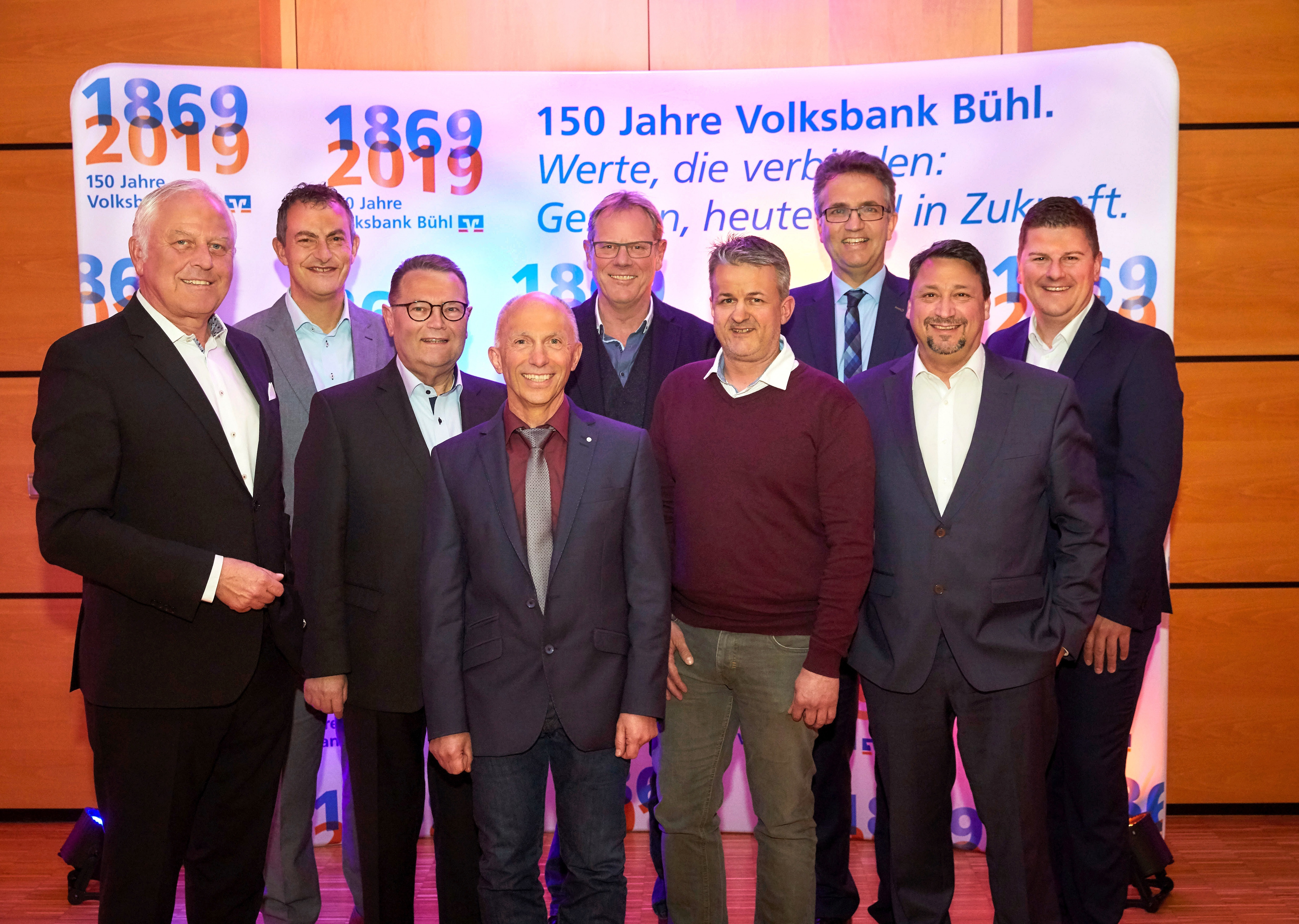 Die Volksbank Bühl spendet im Jubiläumsjahr Geld an Vereine.