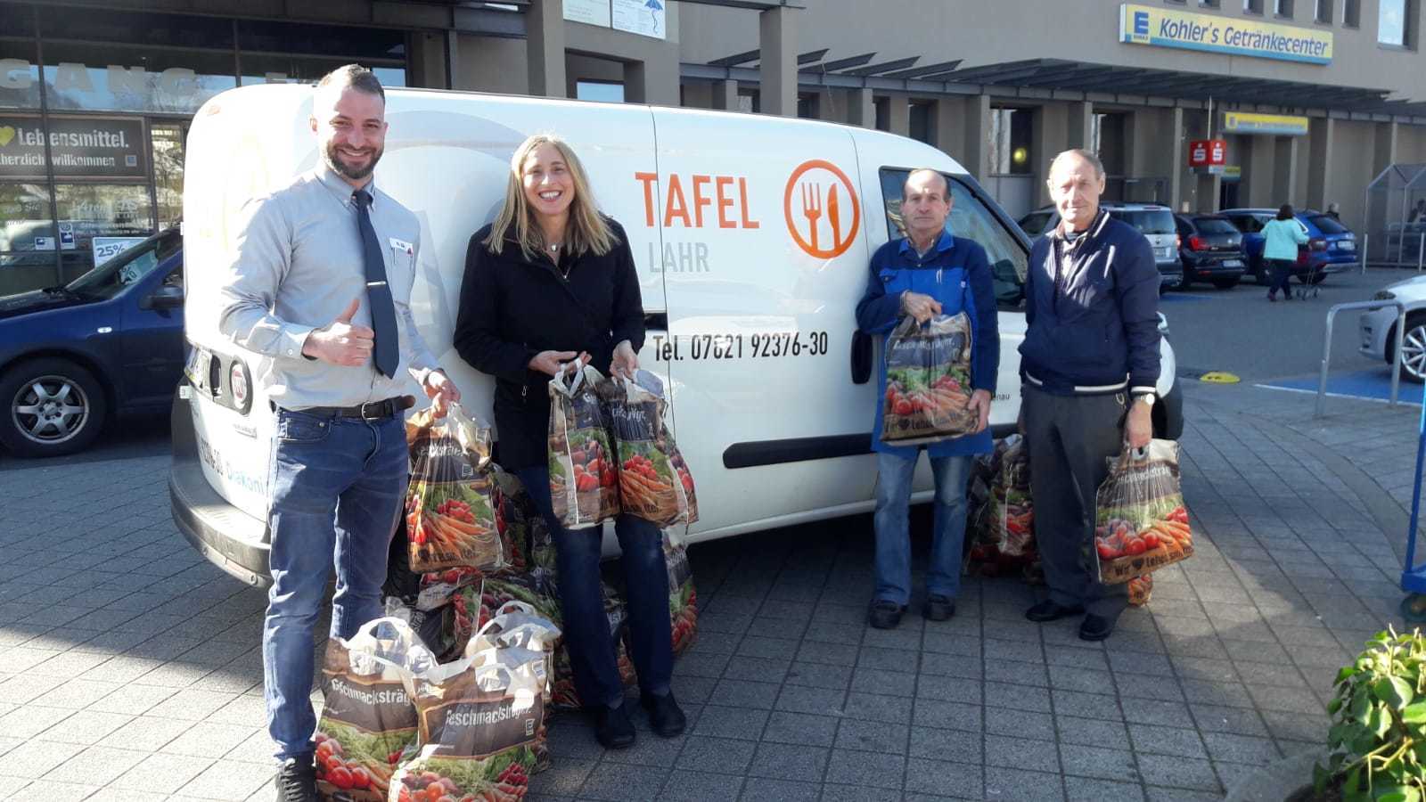 Übergabe der prall gefüllten Tüten an die Lahrer Tafel