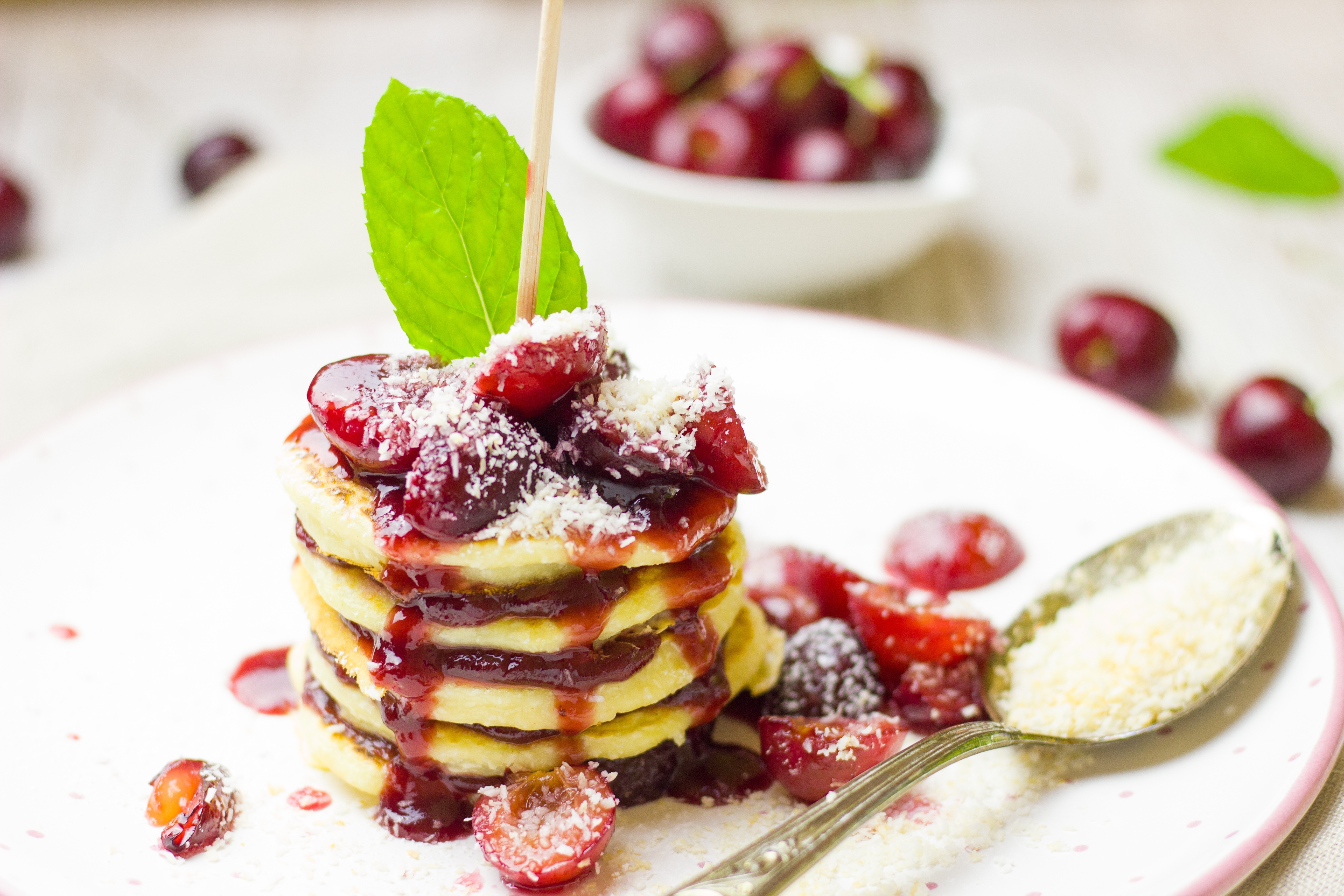 Heiß geliebt: Amerikanische Pancakes, hier mit Kirschen, versüßen den Tag.