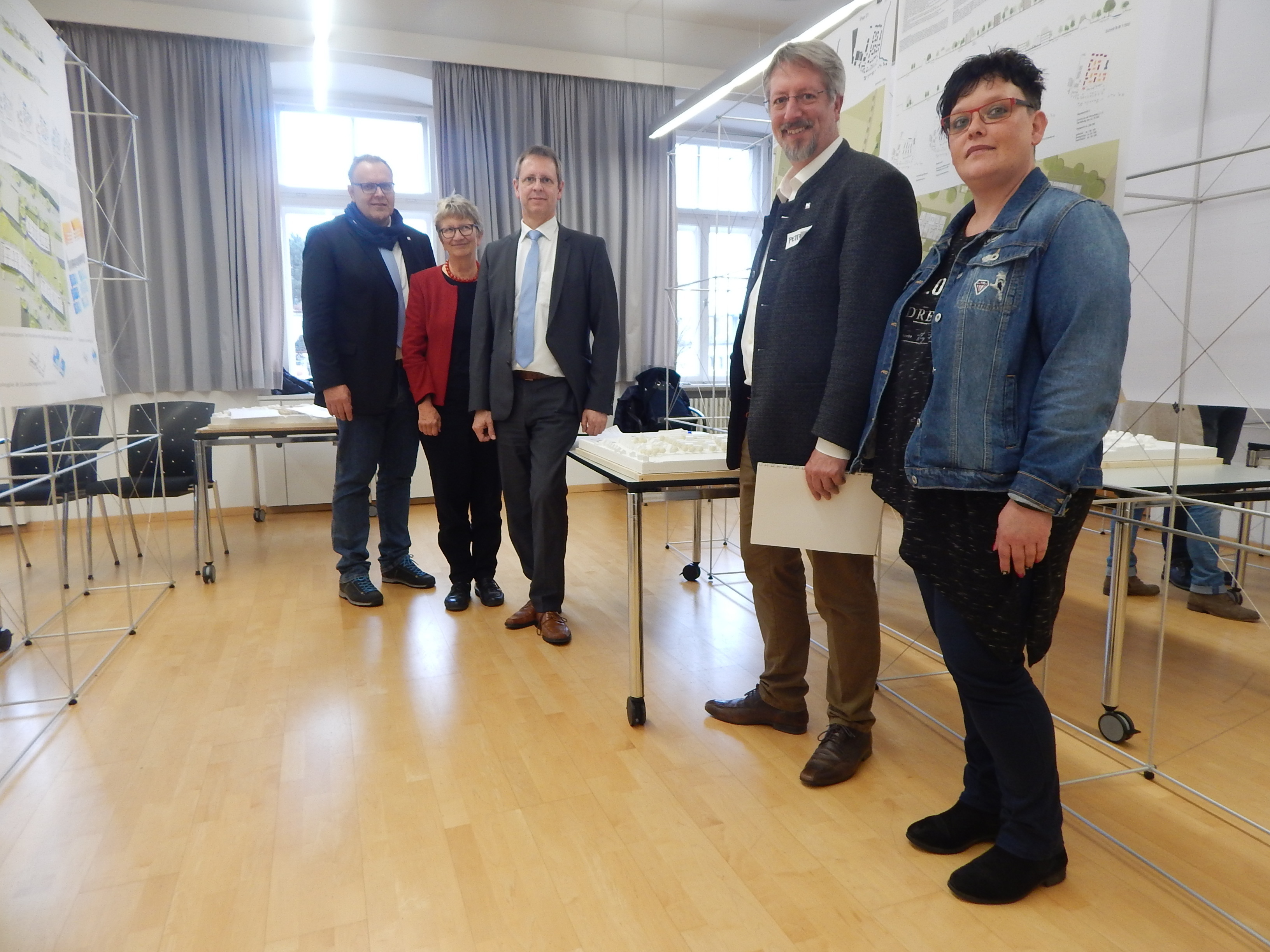 Präsentation des Siegerentwurfs (v. l.): Erster Bürgermeister Guido Schöneboom, Architektin und Stadtplanerin Prof. Kerstin Gothe, Karlsruhe, Guido Echterbruch, Geschäftsführer Wohnbau Stadt Lahr GmbH, Bürgermeister Tilman Petters und Bewohnervertreterin Diana Ritter