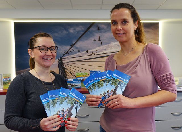 Sina Vogt von Kehl Marketing und Antje Lenz, Bereichsleiterin Tourismus bei Kehl Marketing, stellen den überarbeiteten Einkaufsführer „Willkommen!“ vor.