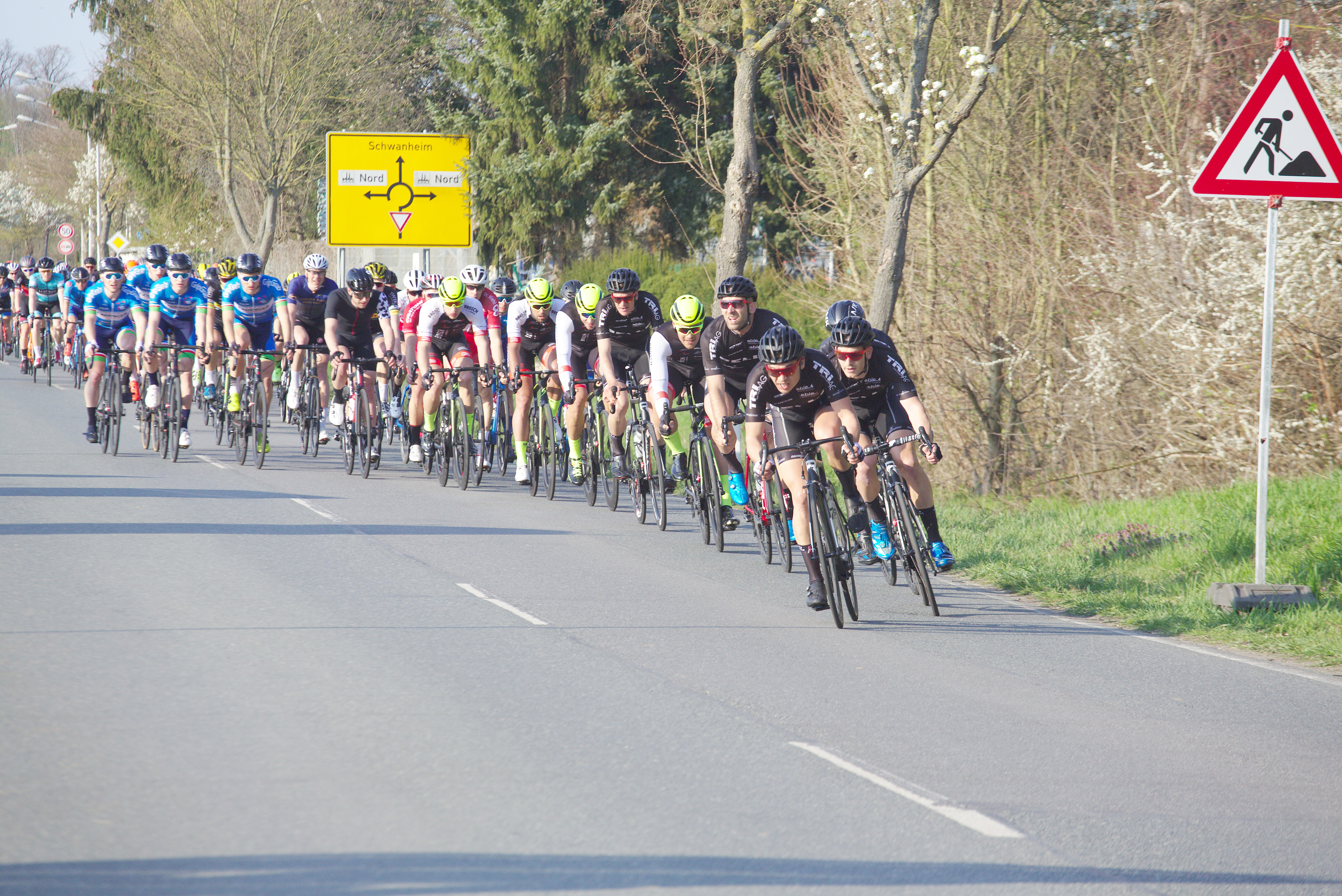 Das Team BELLE Stahlbau beim Auftaktrennen in Einhausen in vorderster Front.