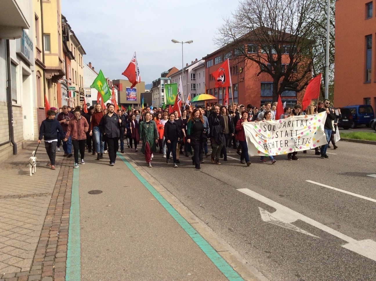 "Nein zu Hass und Hetze" lautete das Motto der Demonstranten, die vom Bahnhof an die Messehalle zogen.