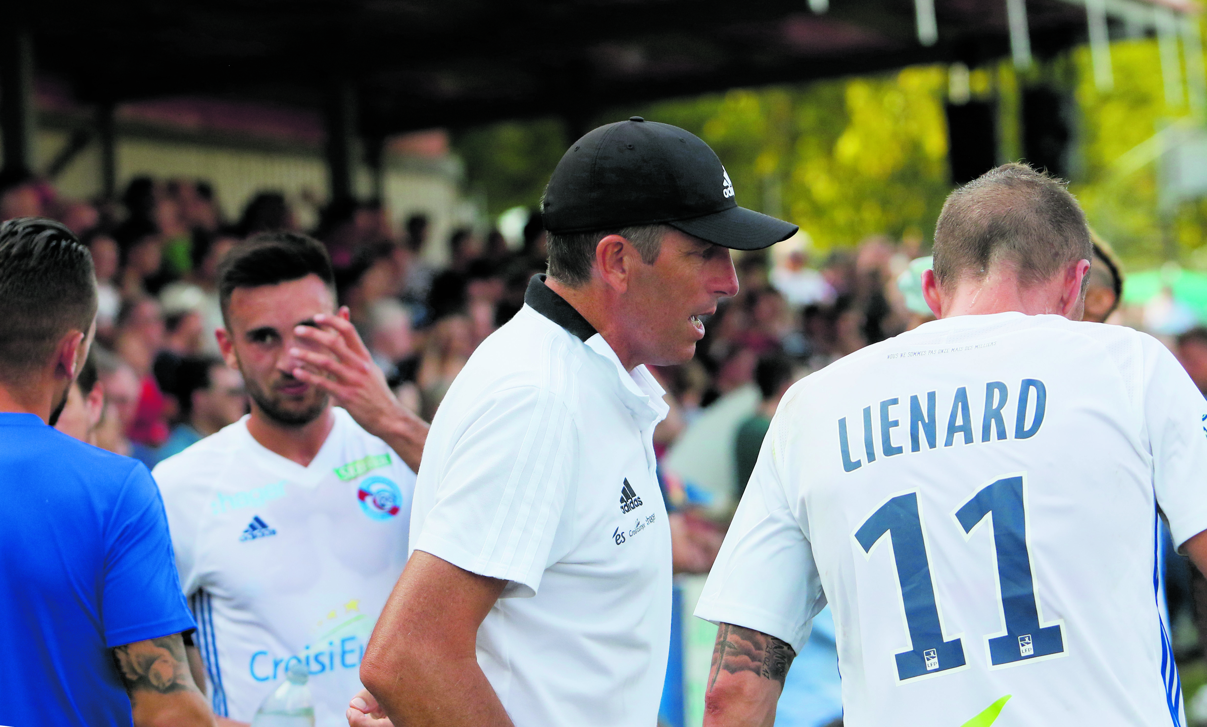 Dimitri Lienard holt sich letzte Tipps von Racing-Erfolgs-Trainer Thierry Laurey.