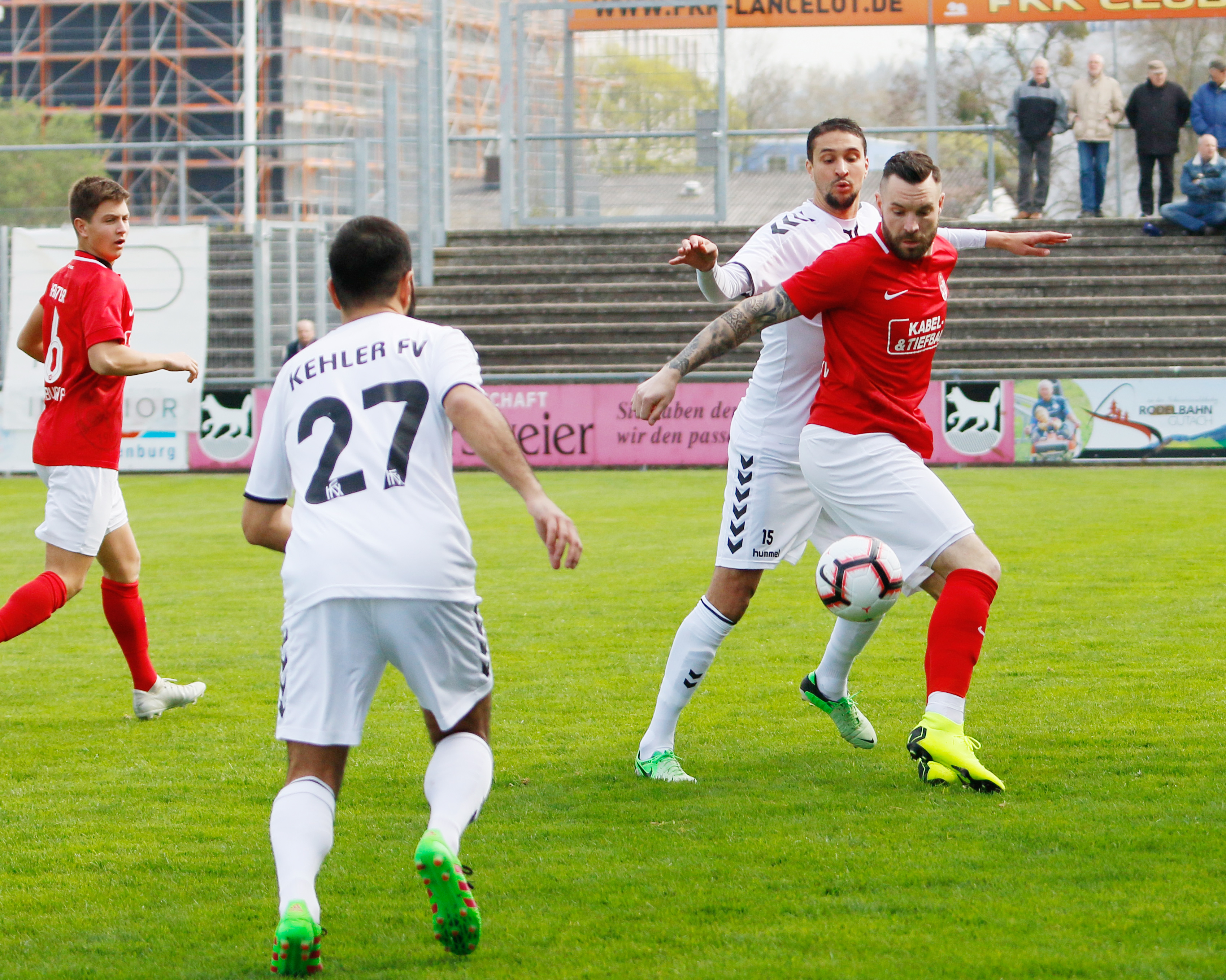 Der Offenburger FV (rotes Trikot) hatte im Derby gegen den Kehler FV alles im Griff.