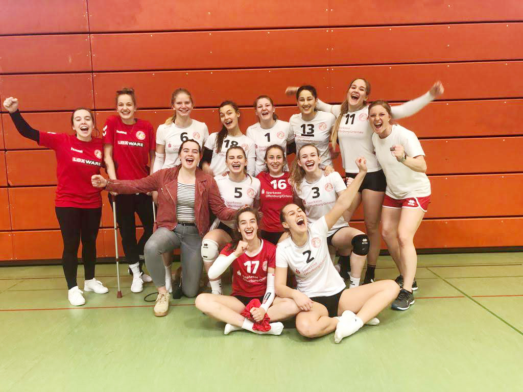 Trainerin Rebekka Schneider (hinten v. l.), Noémi Freitag, Svenja Rodenbüsch, Mirjam Peter, Ekaterina Baimler, Teresa Saunders, Leonie Amann und Co-Trainerin Richarda Zorn, Louisa Seib (mitte v. l.), Hannah Haas, Selin Saltuklar und Anna Schupritt sowie vorn Pia Buttgereit (links) und Kalyn El Berins.