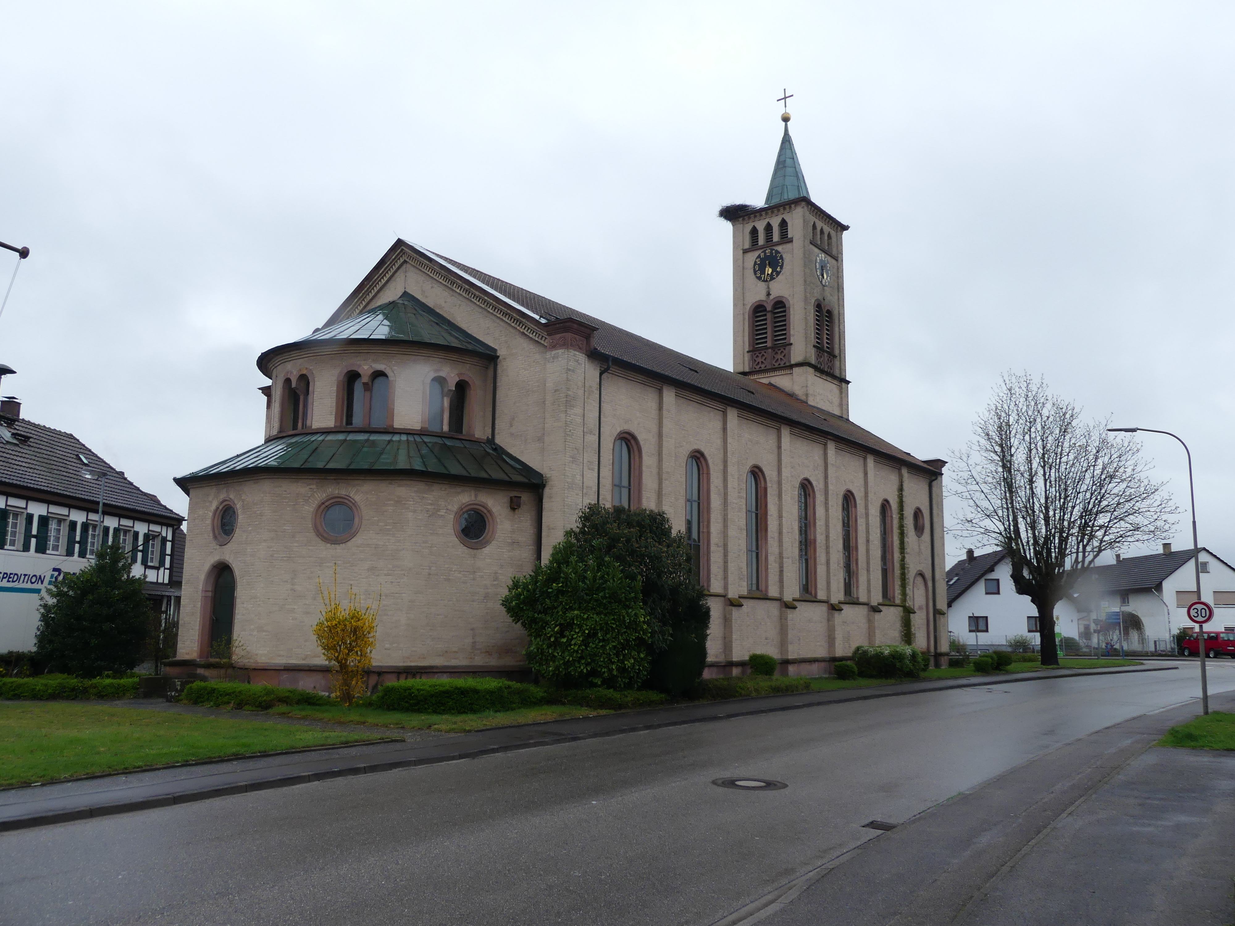 Die Kirche, hier St. Michael in Honau, steht im Dorf und damit mitten im Leben.