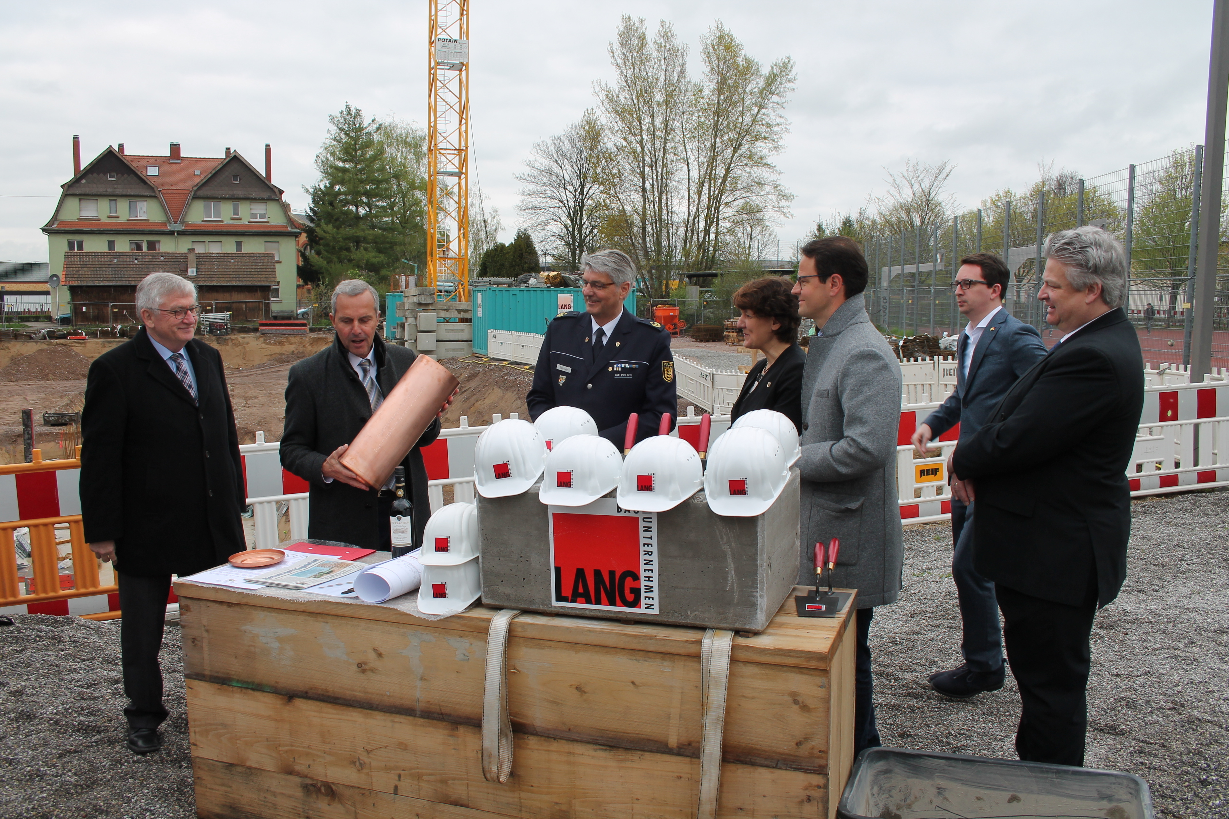 Innenstaatssekretär Julian Würtenberger (v. l.), Karl-Heinz Bühler, Leitender Baudirektor Vermögen und Bau, Polizeipräsident Reinhard Renter, Finanzstaatssekretärin Gisela Splett und OB Marco Steffens bestücken die Zeitkapsel für den Grundstein.