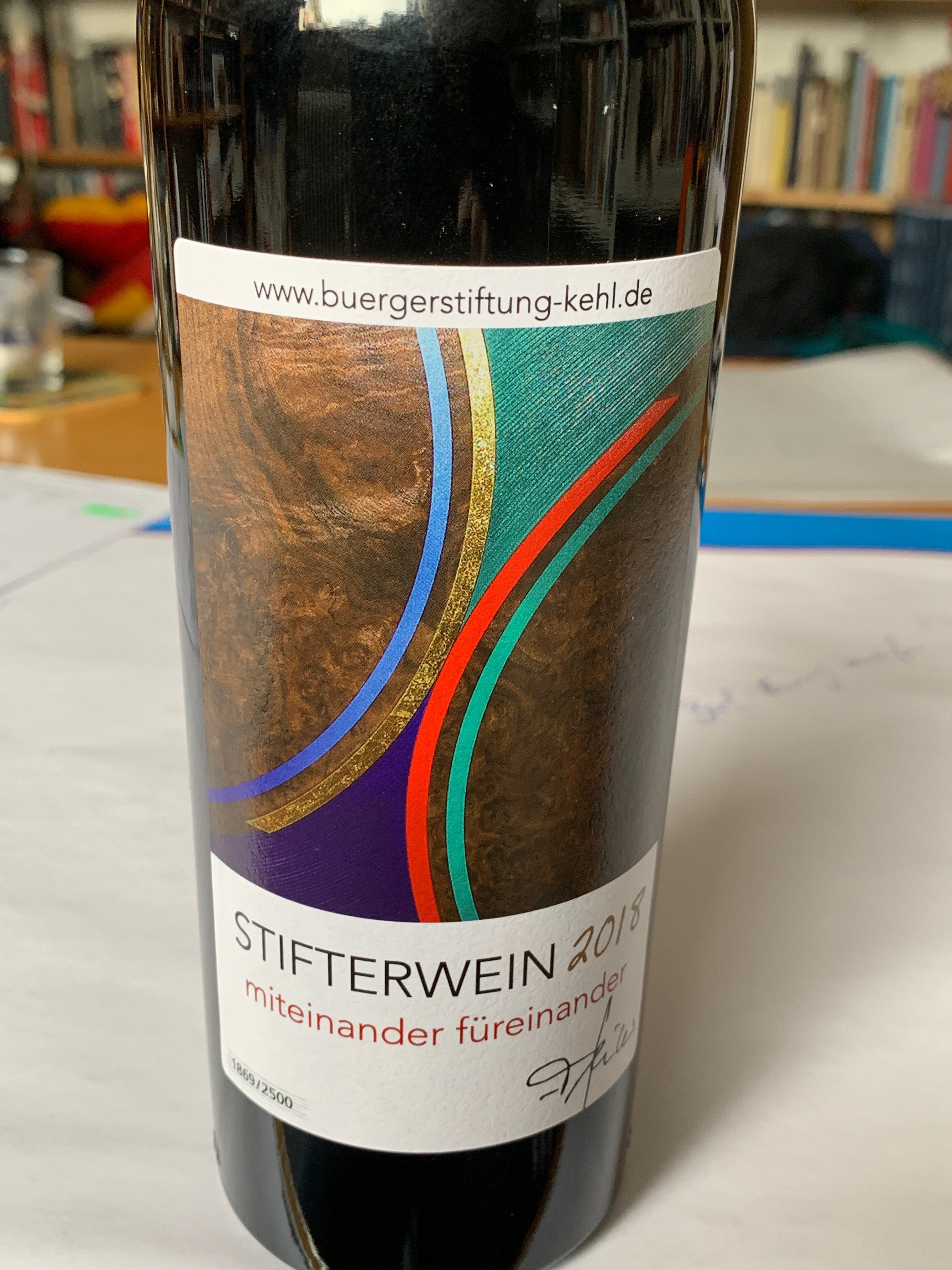 Der 2018 für die Stiftung abgefüllte Rotwein mit einem Etikett von Frieder Geiler