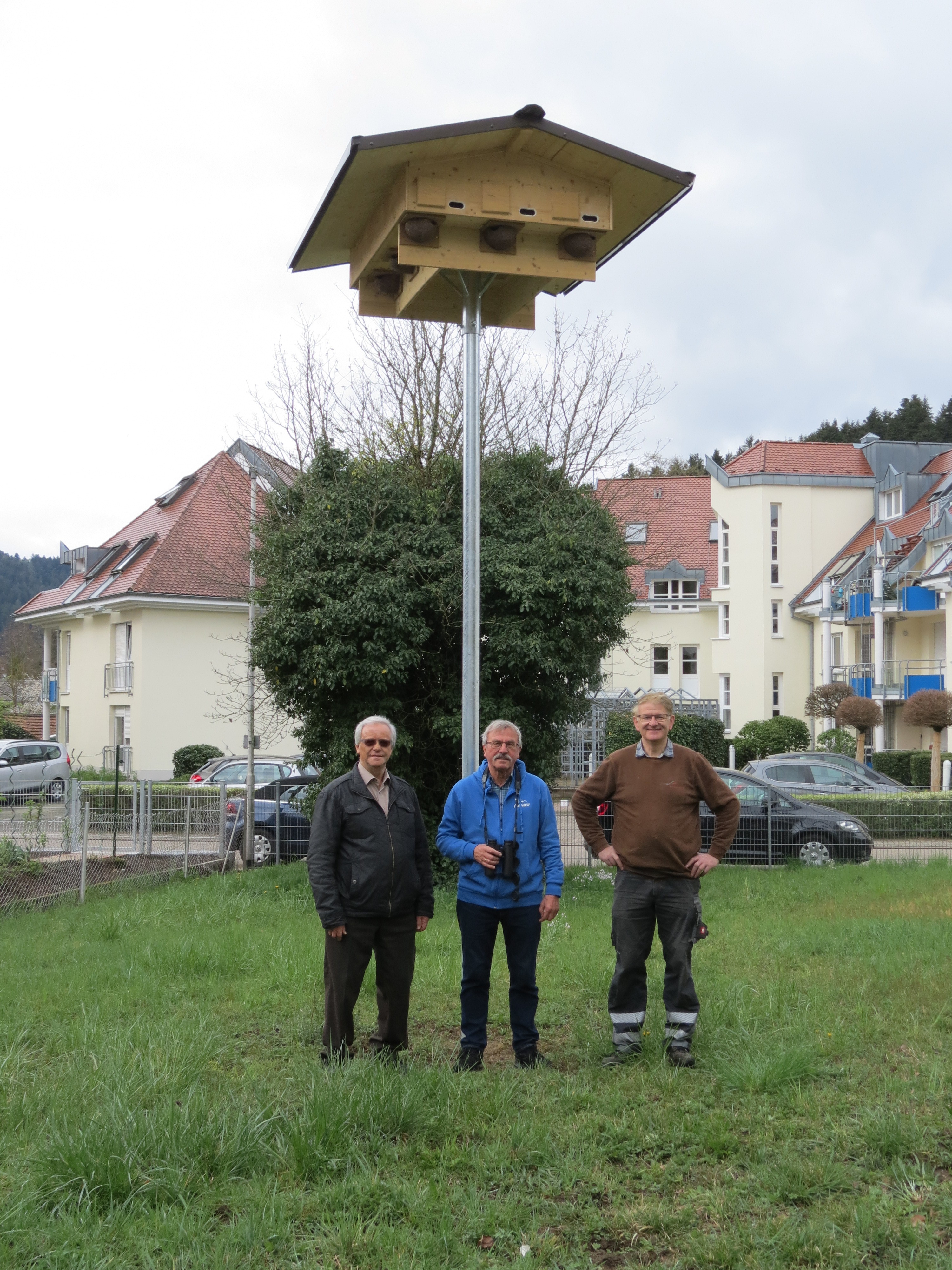 Stellten das Schwalbenhaus auf (v. l.): Manfred Uhl, Bau- und Umweltamt, Helmut Opitz, Ehrenpräsident des NABU Deutschland, Albert Fehrenbacher, Bauhof Gemeinde Seelbach