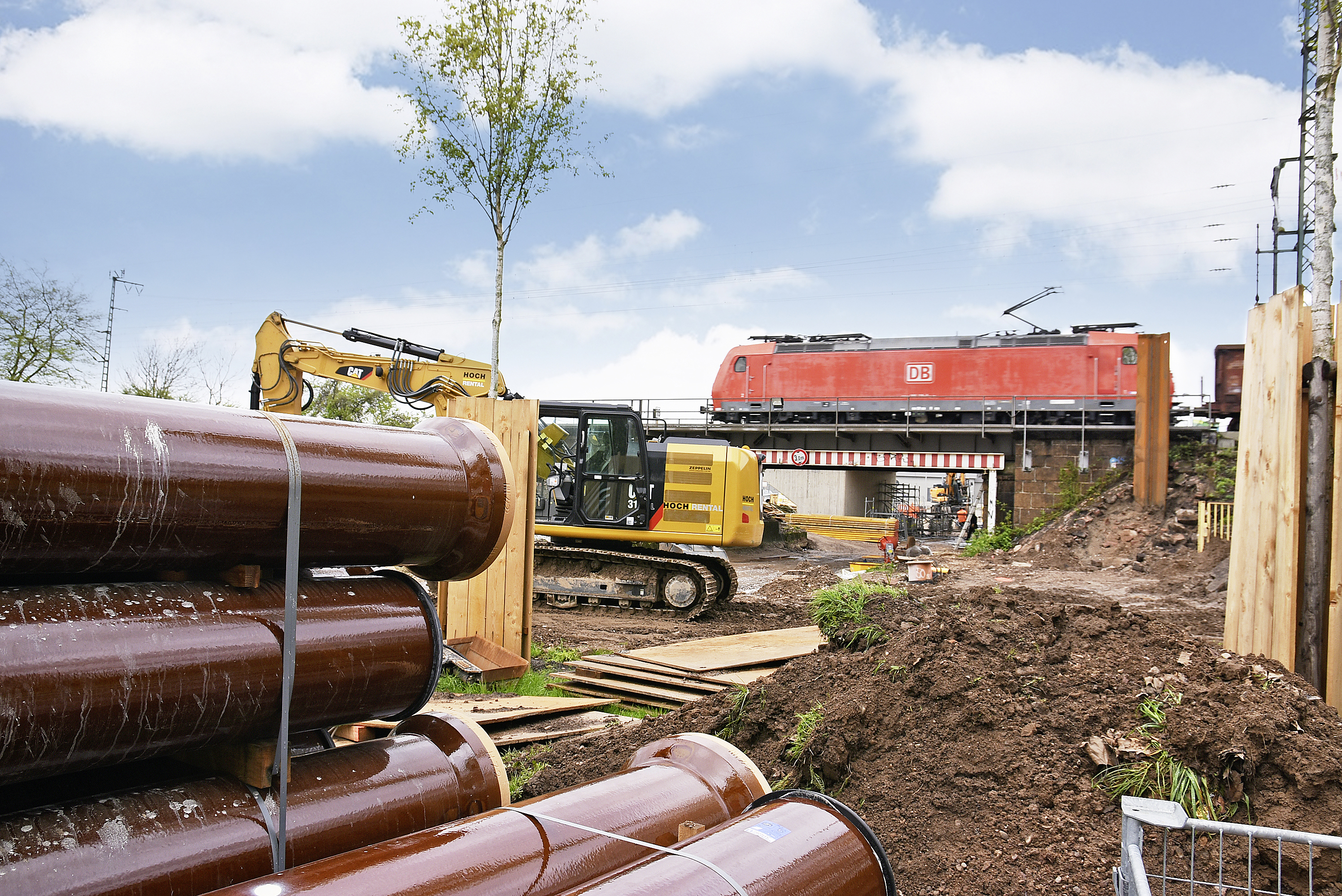 Die Brücke über die Plataneallee wird erneuert.