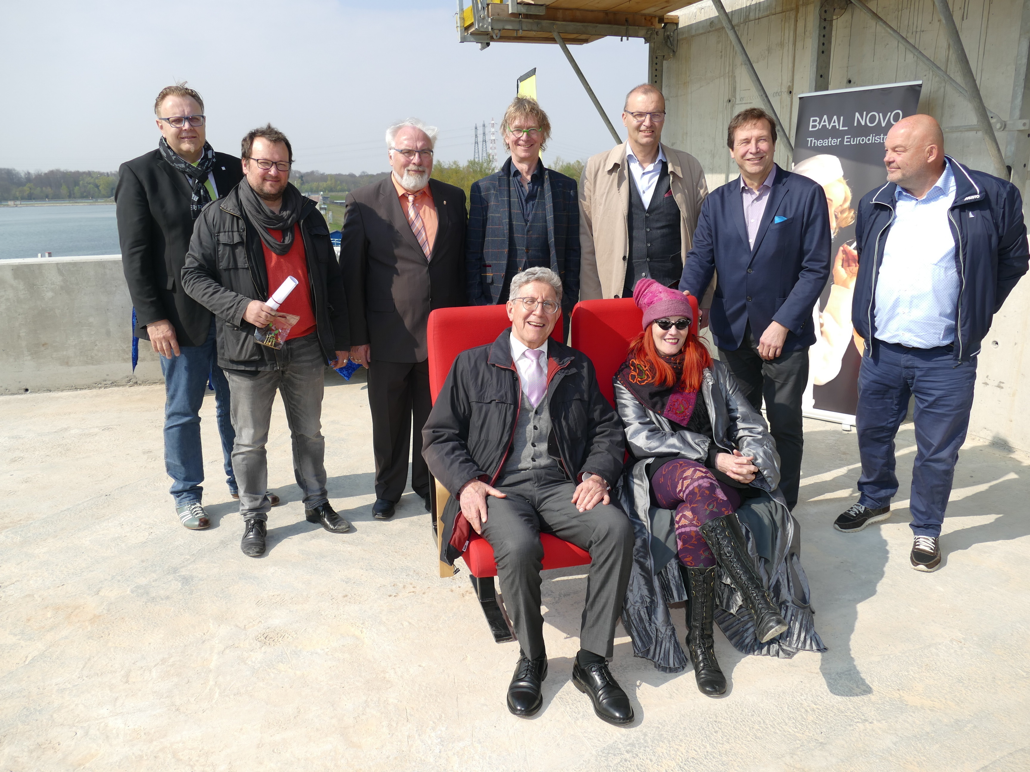 Der Lahrer Oberbürgermeister Wolfgang G. Müller, der neben Diana Zöller sitzt, hat gleich vier Stuhlpatenschaften übernommen. Die Baustelle besichtigten Guido Schöneboom (v. l.), Bürgermeister Lahr, Guido Schumacher, Baal Novo, Benoit Dintrich, stellvertretender Bürgermeister Erstein, Edzard Schoppmann, Baal Novo, Bürgermeister Jochen Fischer, Landtagsabgeordneter Thomas Marein und Investor Jürgen Grossmann.