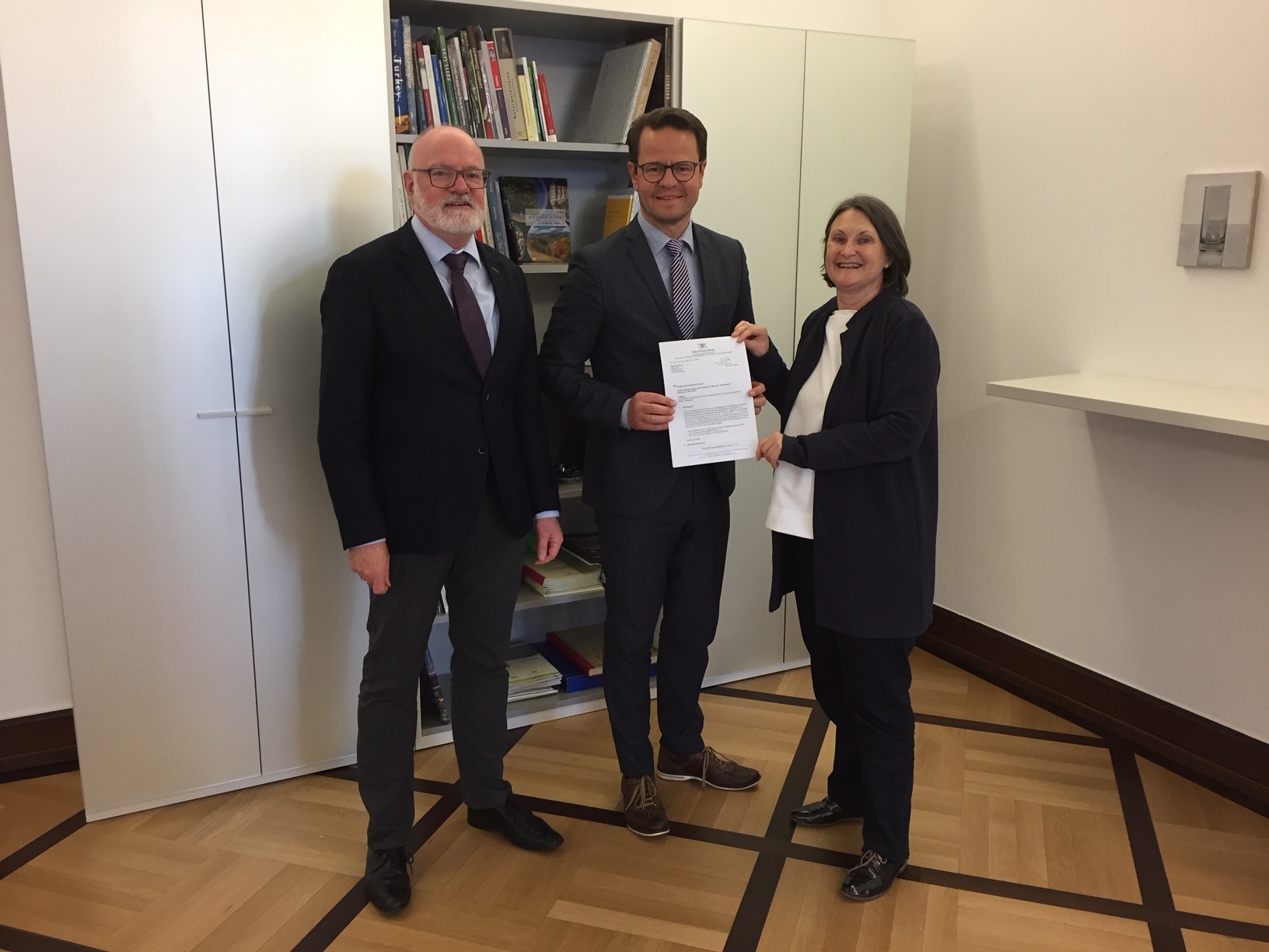 Regierungsvizepräsident Klemens Ficht, der Oberbürgermeister der Stadt Offenburg, Marco Steffens, und Regierungspräsidentin Bärbel Schäfer (v. l.) bei der Übergabe des Förderbescheids