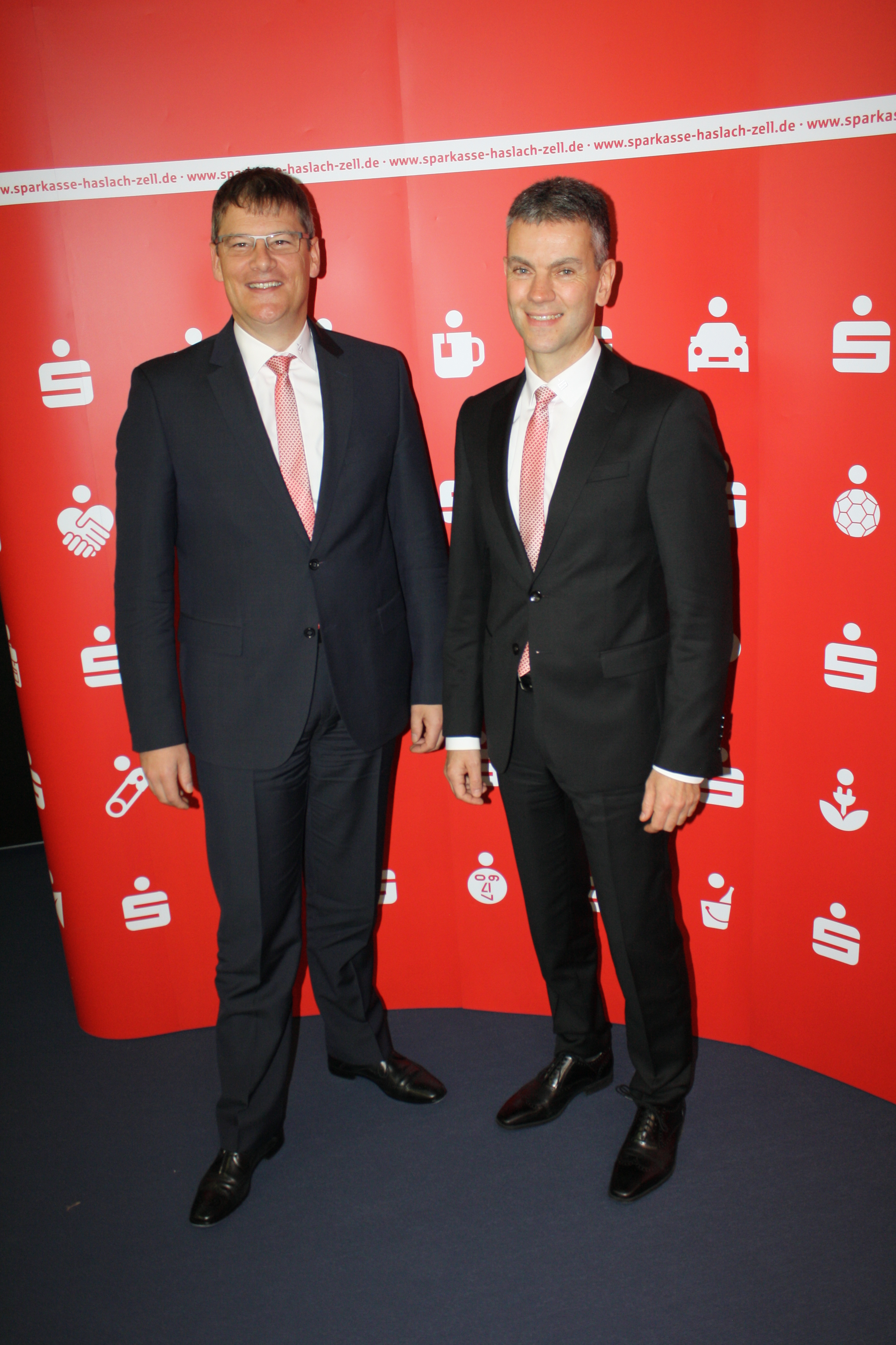 Vorstandsvorsitzender Bernd Jacobs (links) und Vorstandsmitglied Carlo Carosi bei der Bilanzpressekonferenz der Sparkasse Haslach-Zell
