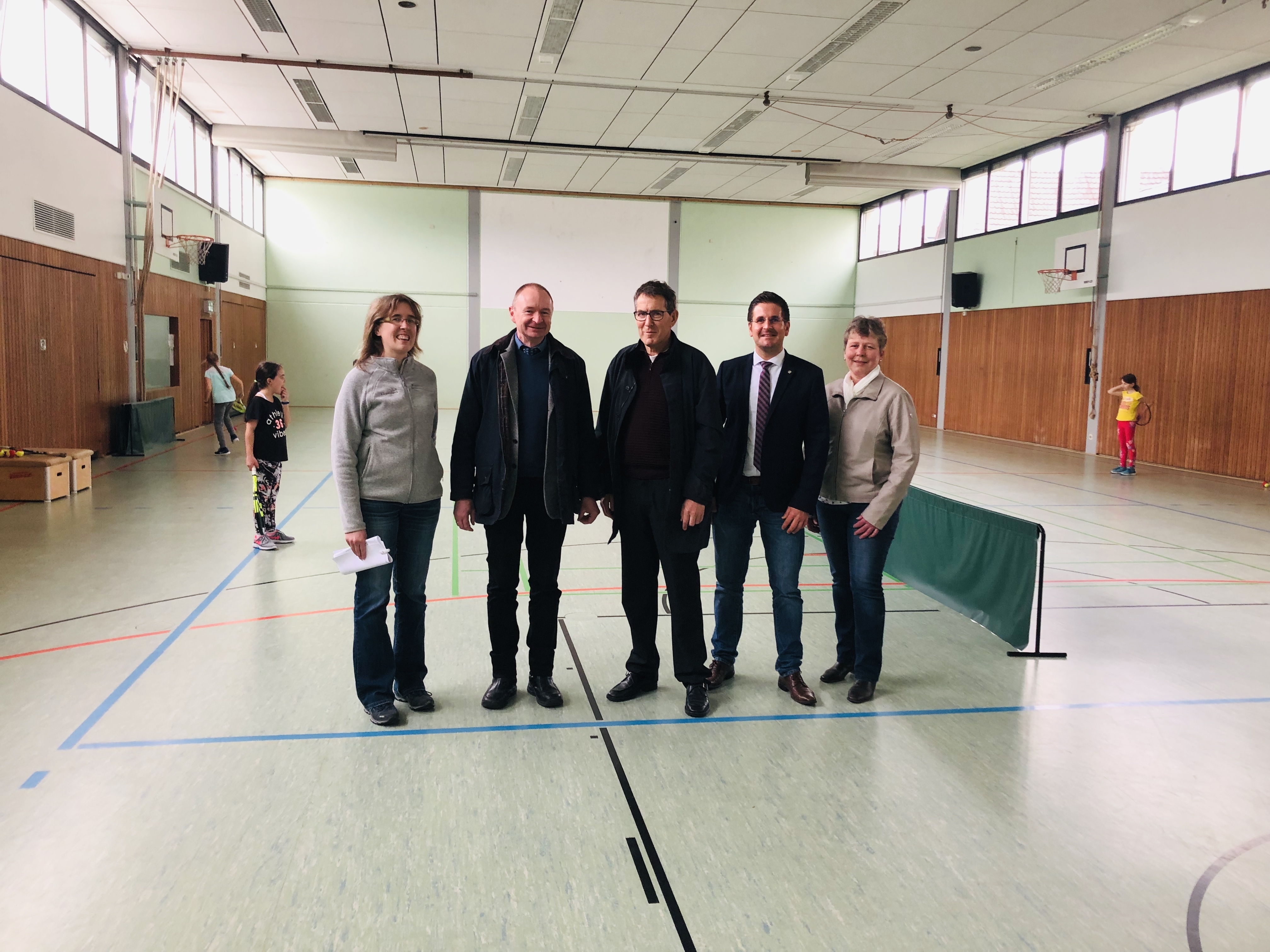 Sachbearbeiterin Sonja Schimonowitsch (v. l.), die ELR-Verantwortlichen des RP Freiburg, Markus Weißer und Joachim Müller-Bremberger, Bürgermeister Stefan Hattenbach und die stellvertretende Waldulmer Ortsvorsteherin Gisela Dinger bei einem Besuch in der Pfarrberghalle