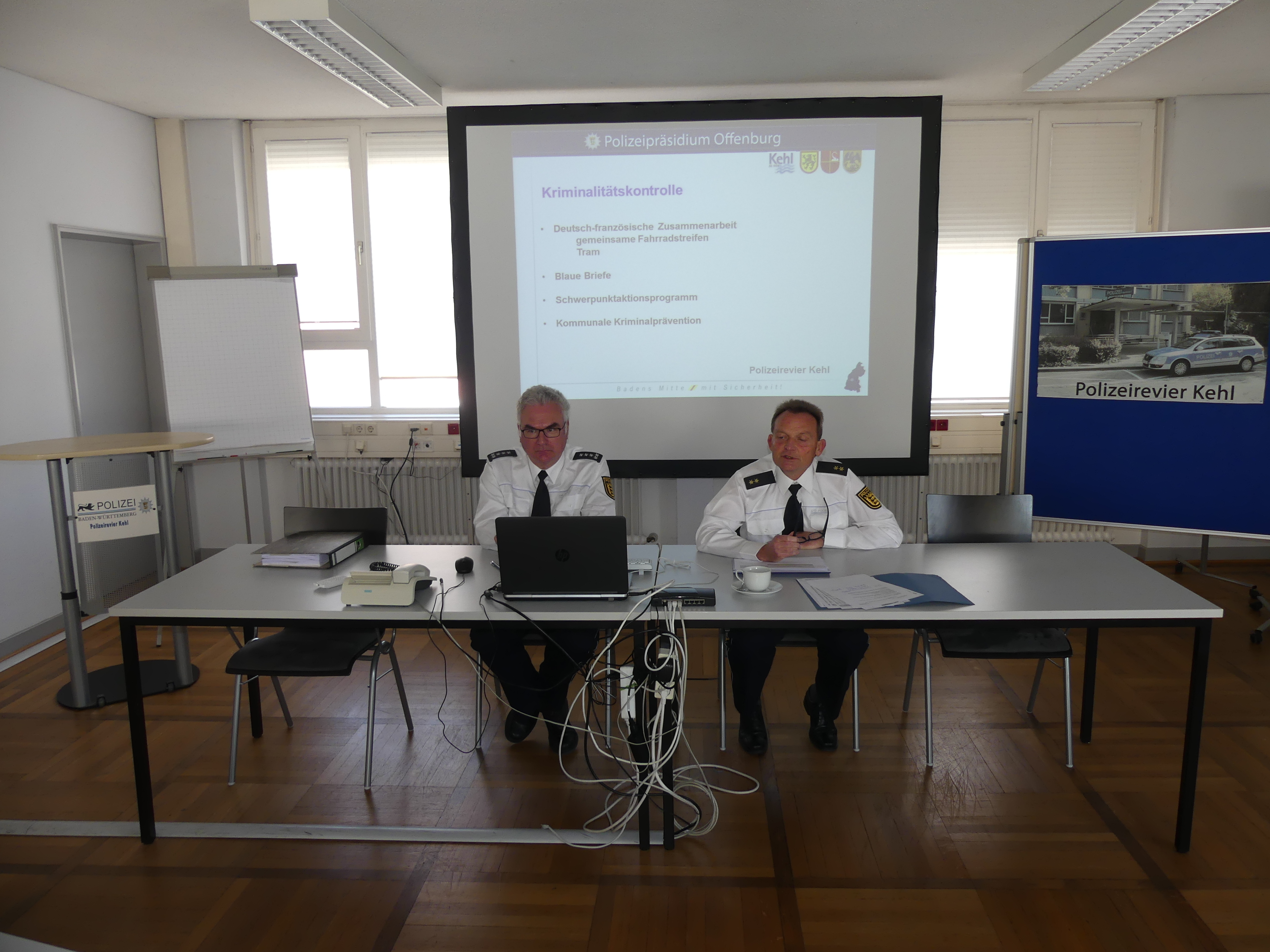 Präsentierten die Zahlen: der Leiter der Führungsgruppe Patrick Schote und Revierleiter Ingolf Grunwald (r.)