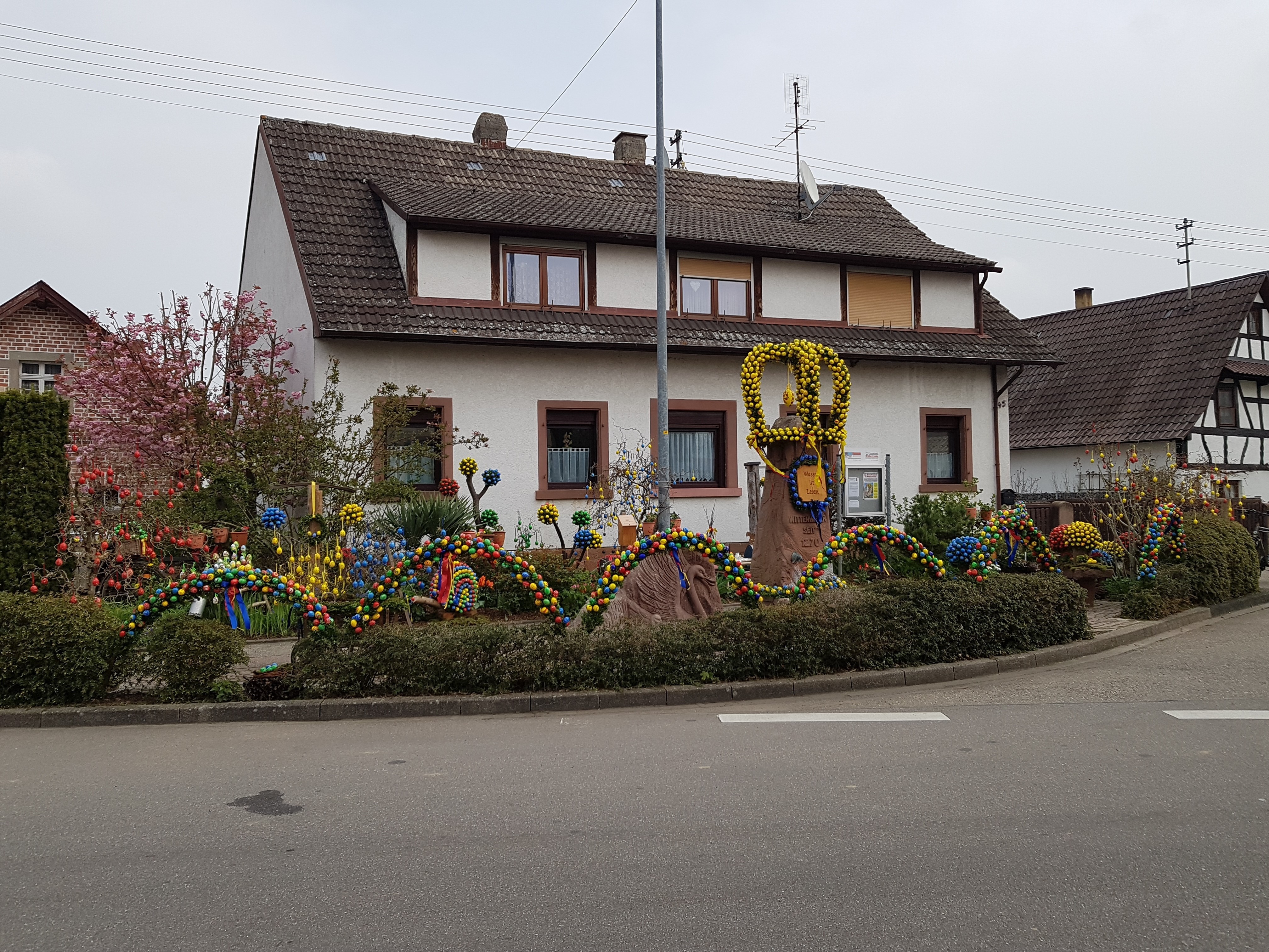 Der Osterbrunnen hat stattliche Ausmaße.