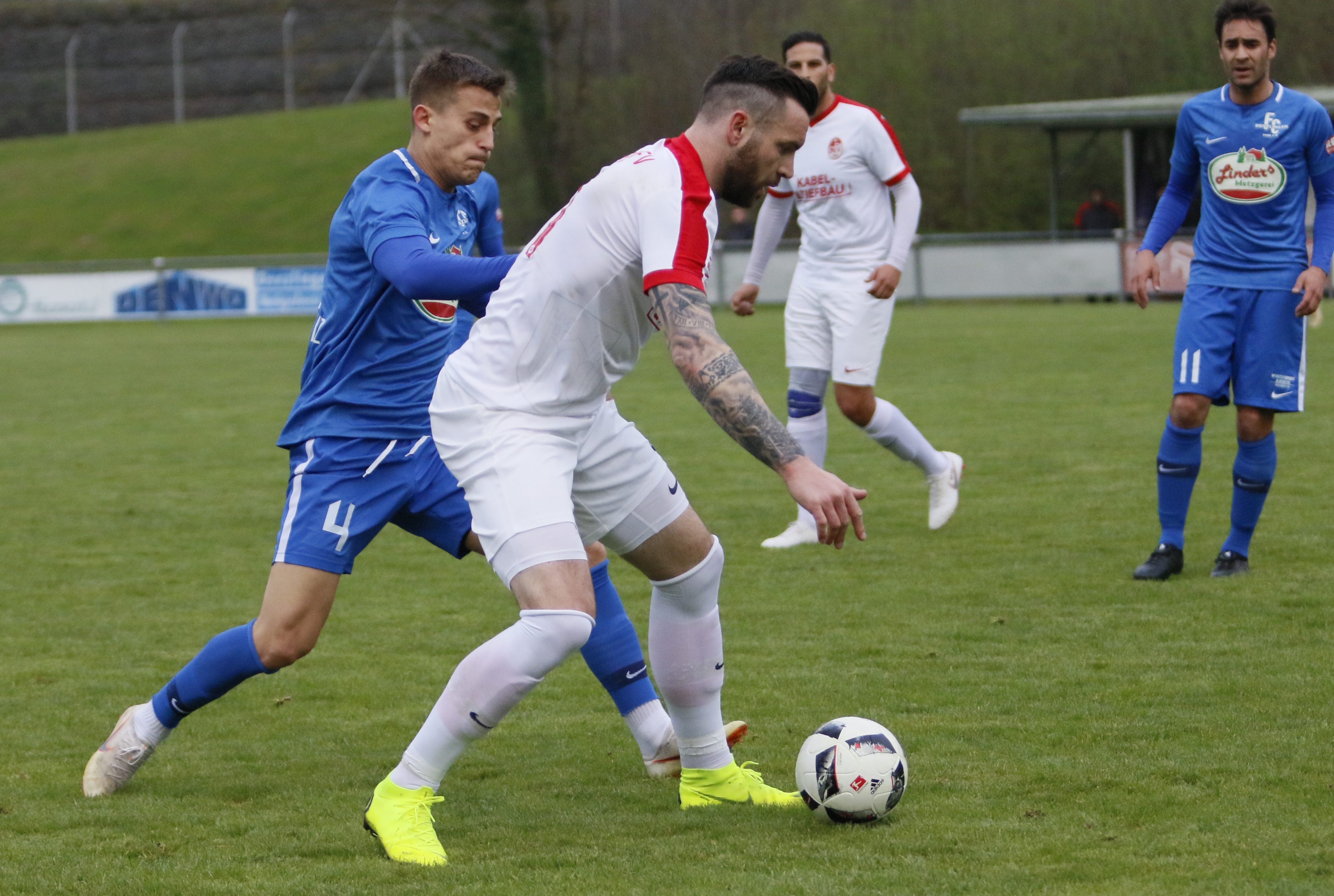 Der Offenburger FV (weißes Trikot) hatte in Denzlingen weitgehend alles unter Kontrolle.