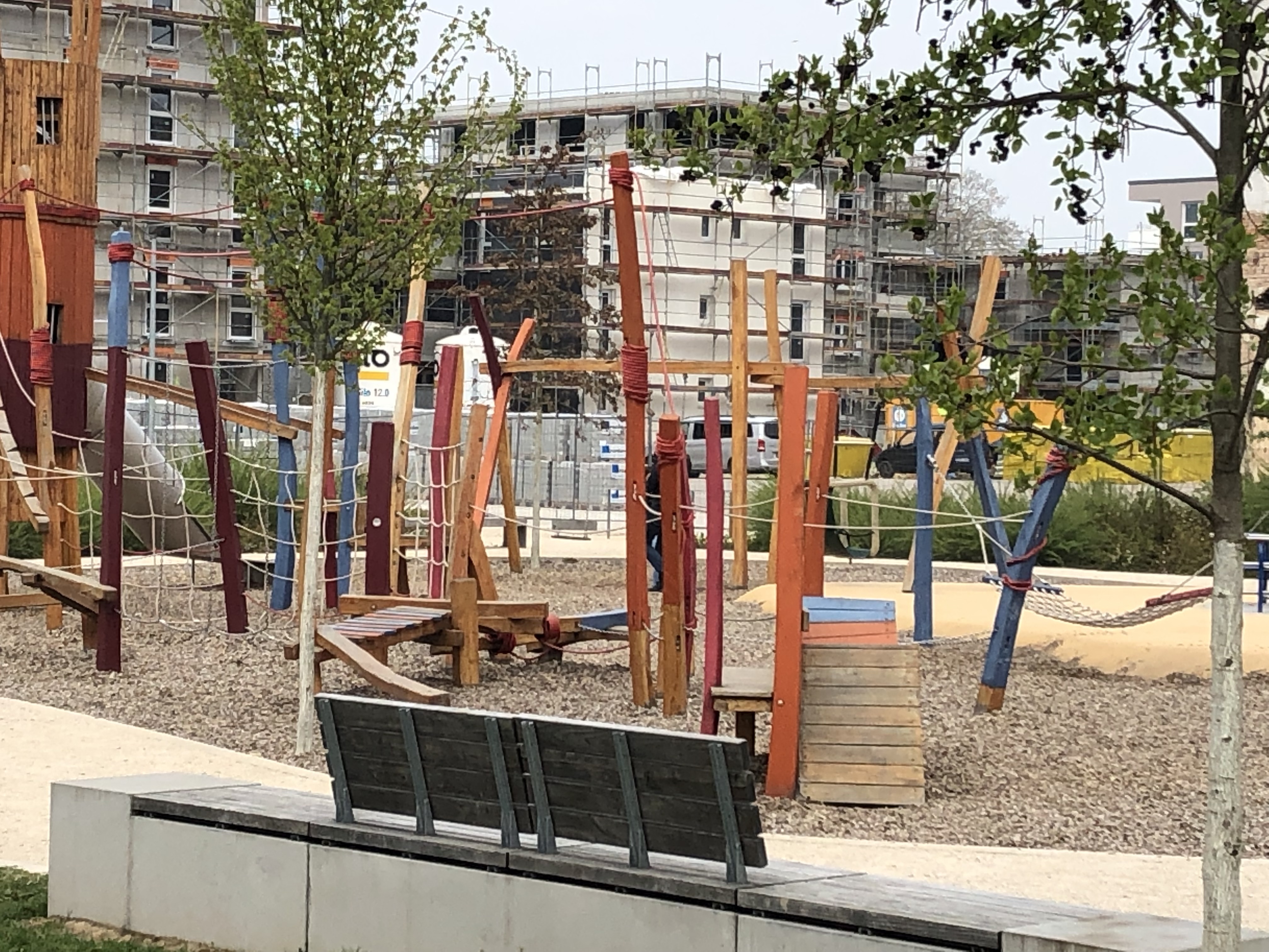 Damit alle Spielgeräte sicher sind, kontrollieren Kommunen die Plätze – hier: der Spielplatz am Mühlbachareal in Offenburg.
