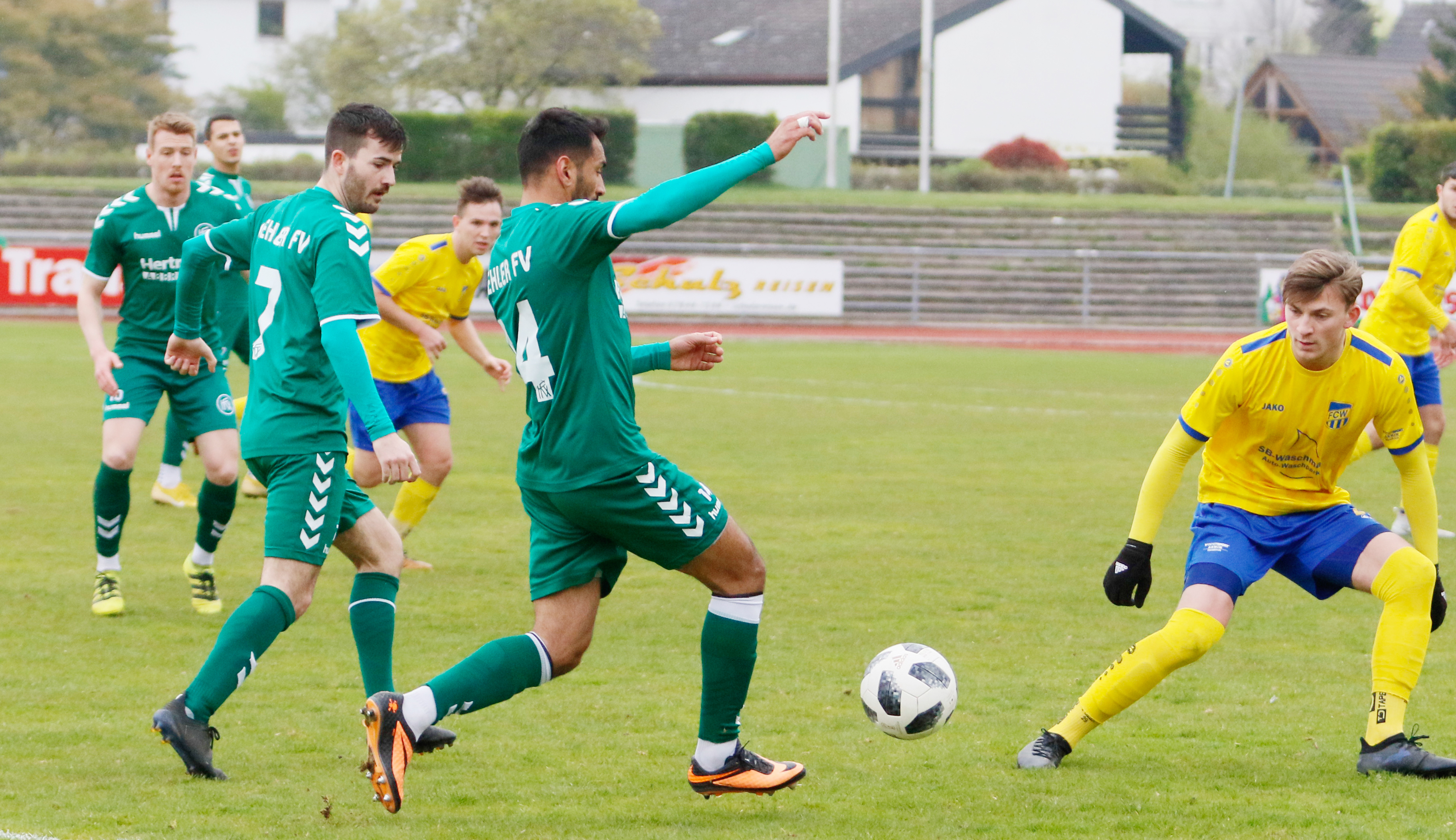 Der Kehler FV (grünes Trikot) verlor gestern im Rheinstadion gegen den FC Waldkirch mit 1:2.