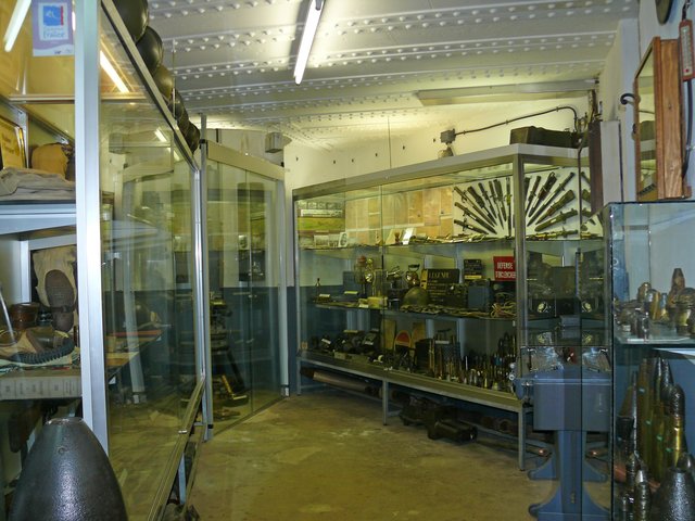 In den Innenräumen der Kasematte findet man Vitrinen mit diversen Ausstellungsstücken, wie Munition, Waffen, Helmen etc. | Foto: Alfred Schramm