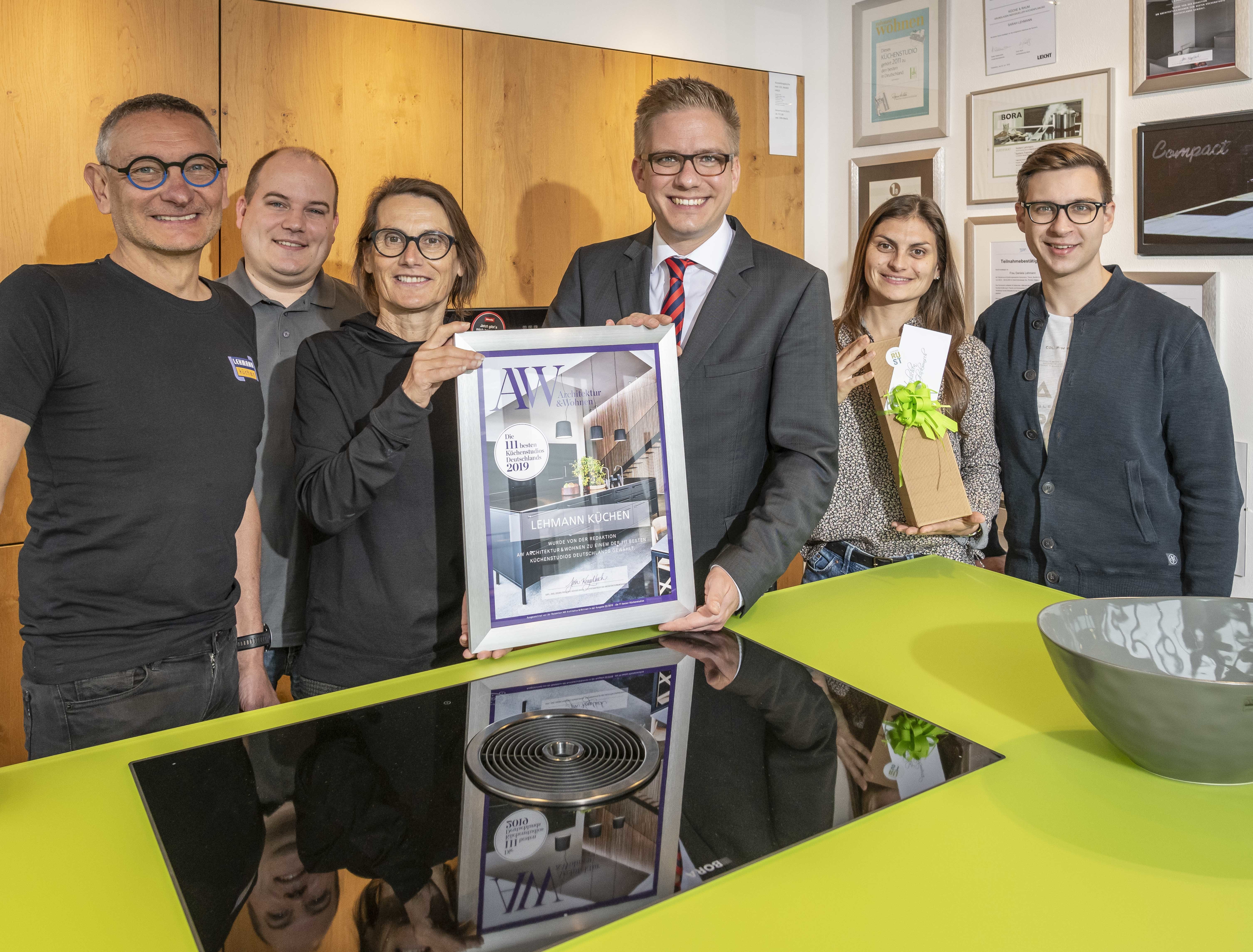 Unser Foto zeigt die Urkundenübergabe (v. l.): Hubert Lehmann, Philipp Schächtele, Daniela Lehmann, Bürgermeister Kai-Achim Klare, Sarah Lehmann und Denis Koehn.