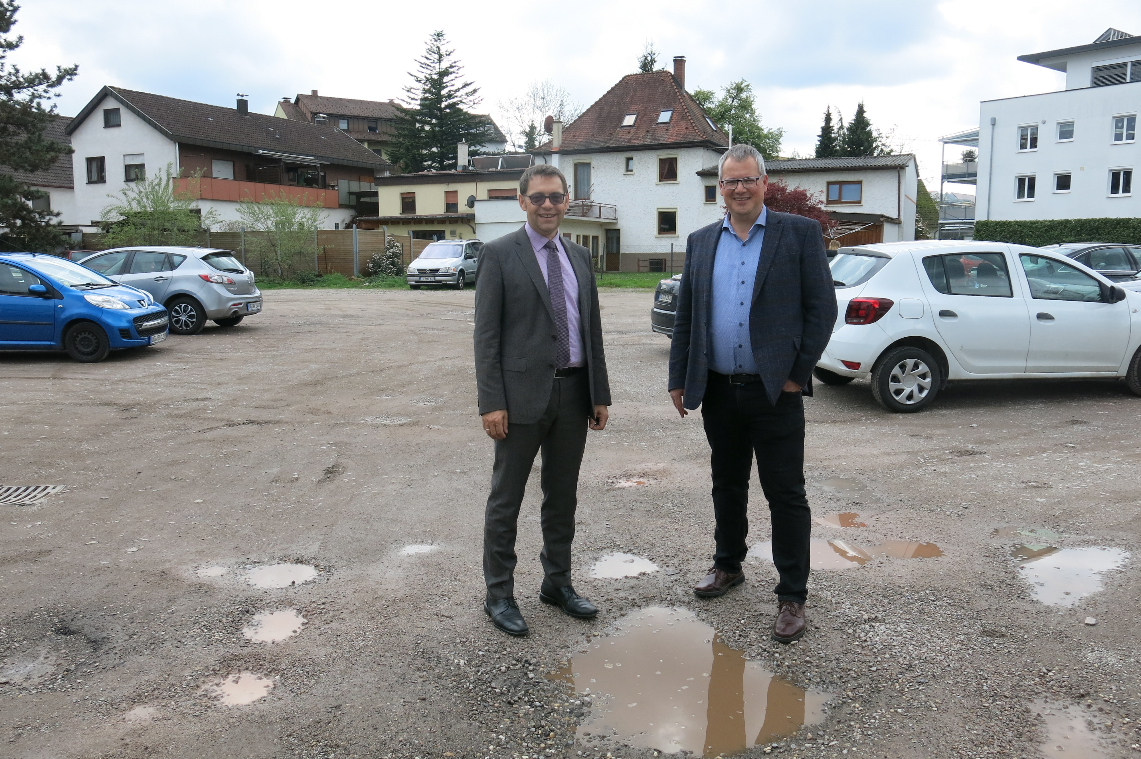 Oberbürgermeister Klaus Muttach und der Leiter des Fachgebiets Wirtschaftsförderung und Liegenschaften Christian Zorn auf dem Areal "Wilder Mann"
