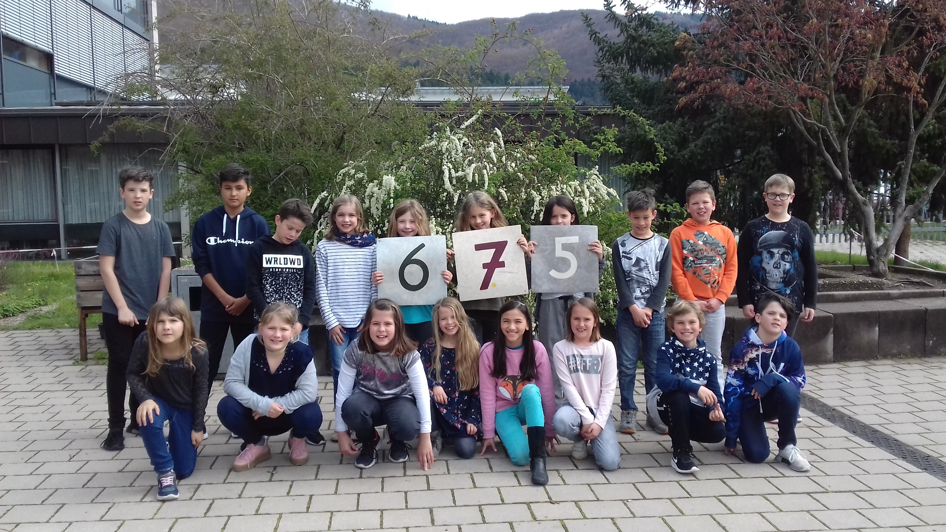 675 Euro konnten die Viertklässler der Georg-Schöner-Schule Steinach für ihr Sozialprojekt überweisen.
