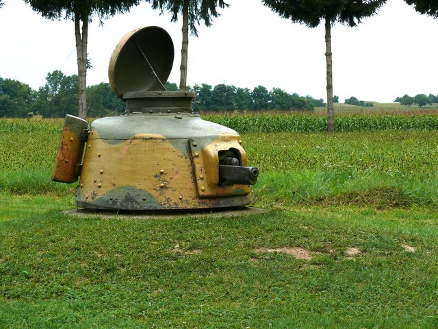 Bei den Verteidigungsanlagen der französischen "Maginot-Linie" wurden stellenweise Panzertürme des Renault F17 in Stellungen fest verbaut. Zu sehen bei der Kasematte ESCH. | Foto: Alfred Schramm
