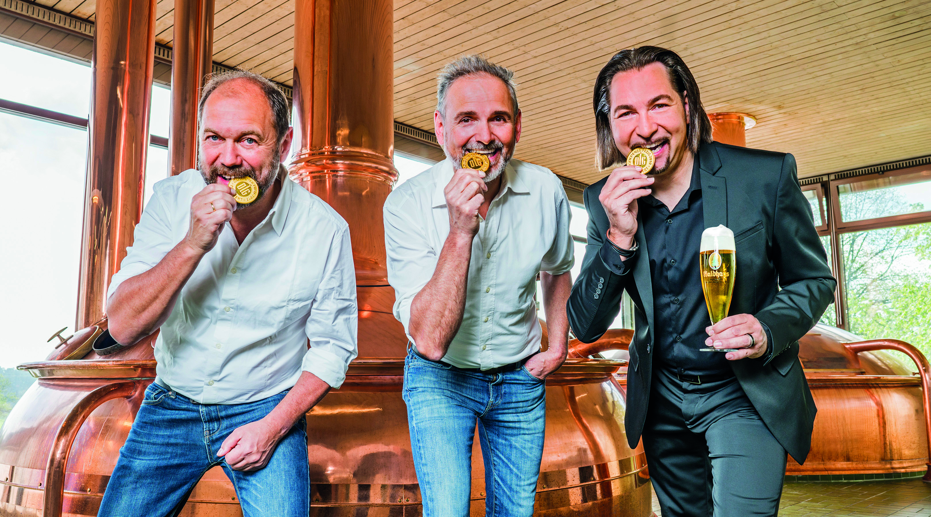 Unser Foto zeigt (v. l.) die Braumeister Bernhard Vötter und Bernhard Ebner sowie Geschäftsführer Dieter Schmid.