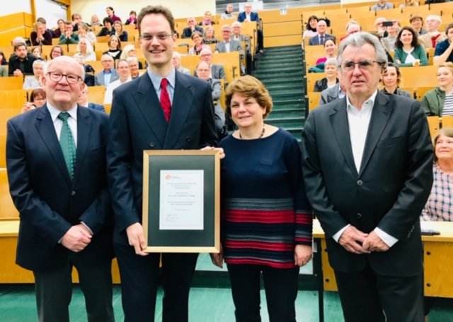 v.l.n.r. Bernd Rendler, Vorstandsmitglied Förderverein für krebskranke Kinder, Preisträger Dr. Friedrich Kapp, Klinik-Direktorin Prof. Dr. Charlotte Niemeyer, Kuratoriumsvorsitzender Werner Kimmig | Foto: Linda Schüle