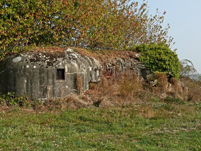 Kleine Kasematte gelegen an der Straße D 76 die in das schöne Fachwerk Dorf Hunspach führt. Ein Rundgang durch den Ort lohnt allemal. | Foto: Alfred Schramm