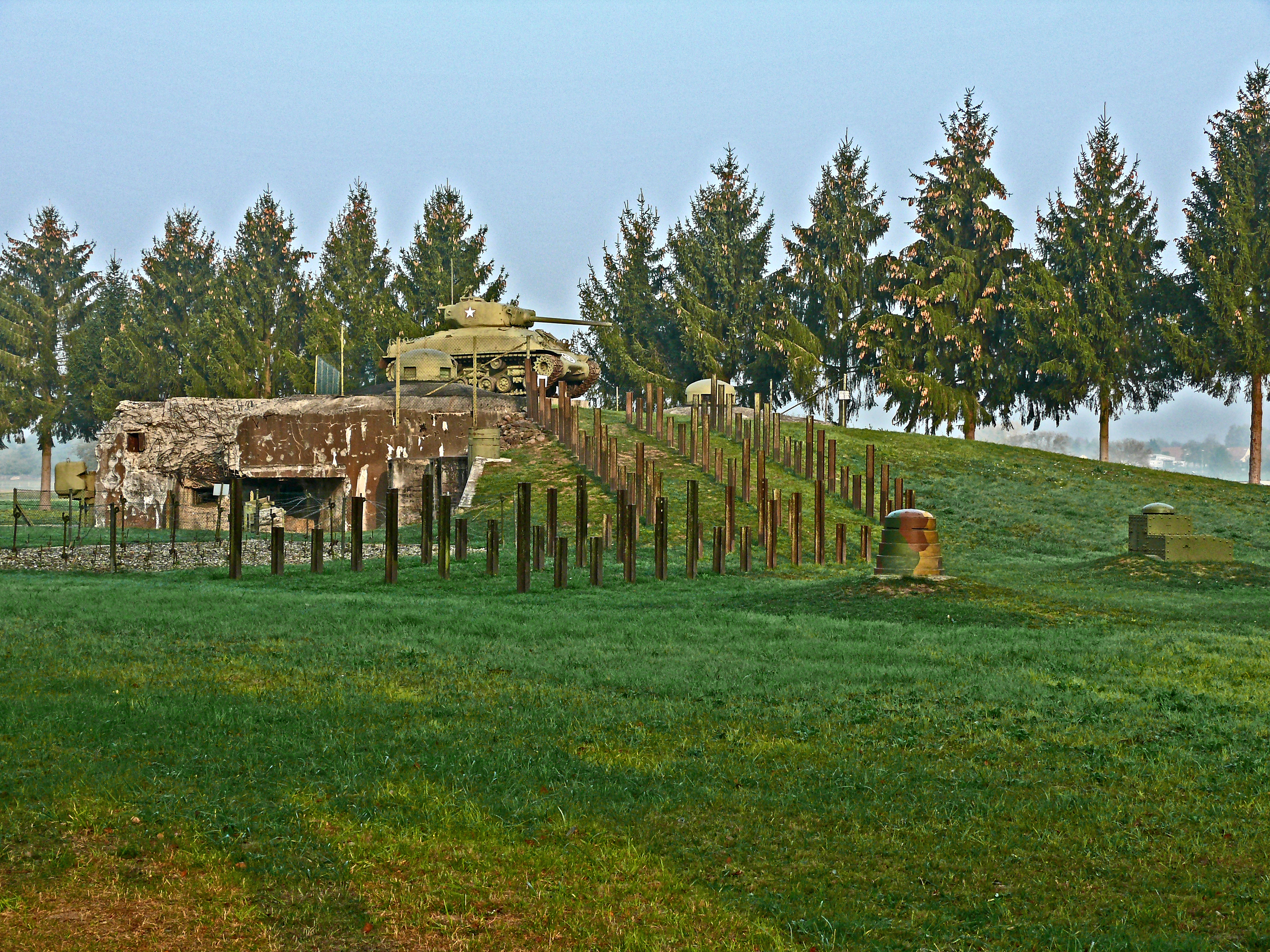 Die Infanterie-Kasematte ESCH bei Hatten, ist eines der zu besichtigen Museen der Maginot-Linie im nördlichen Elsass. Sie war bei der Panzerschlacht von Hatten, umkämpft und beschädigt worden.