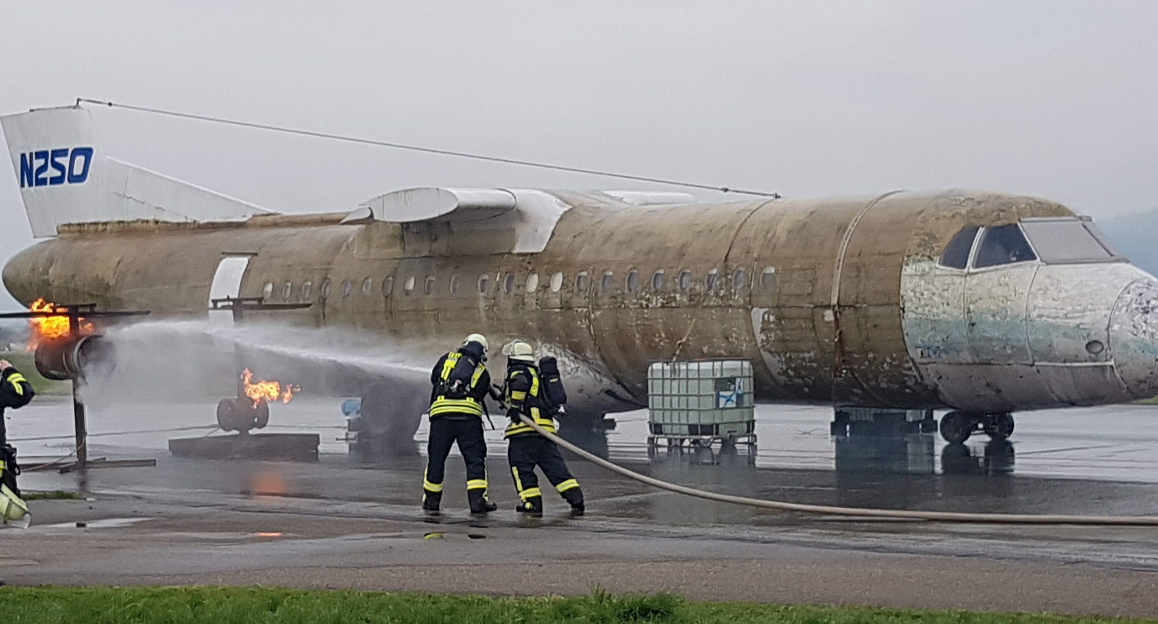 An zwei Wochenenden absolvierten 30 Feuerwehrleute am Lahrer Flugplatz ein anspruchsvolles Training.