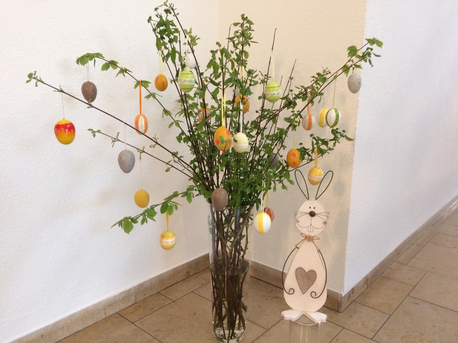 Frisches Grün, bunte Eier, freundlicher Hase: frohe Ostern!