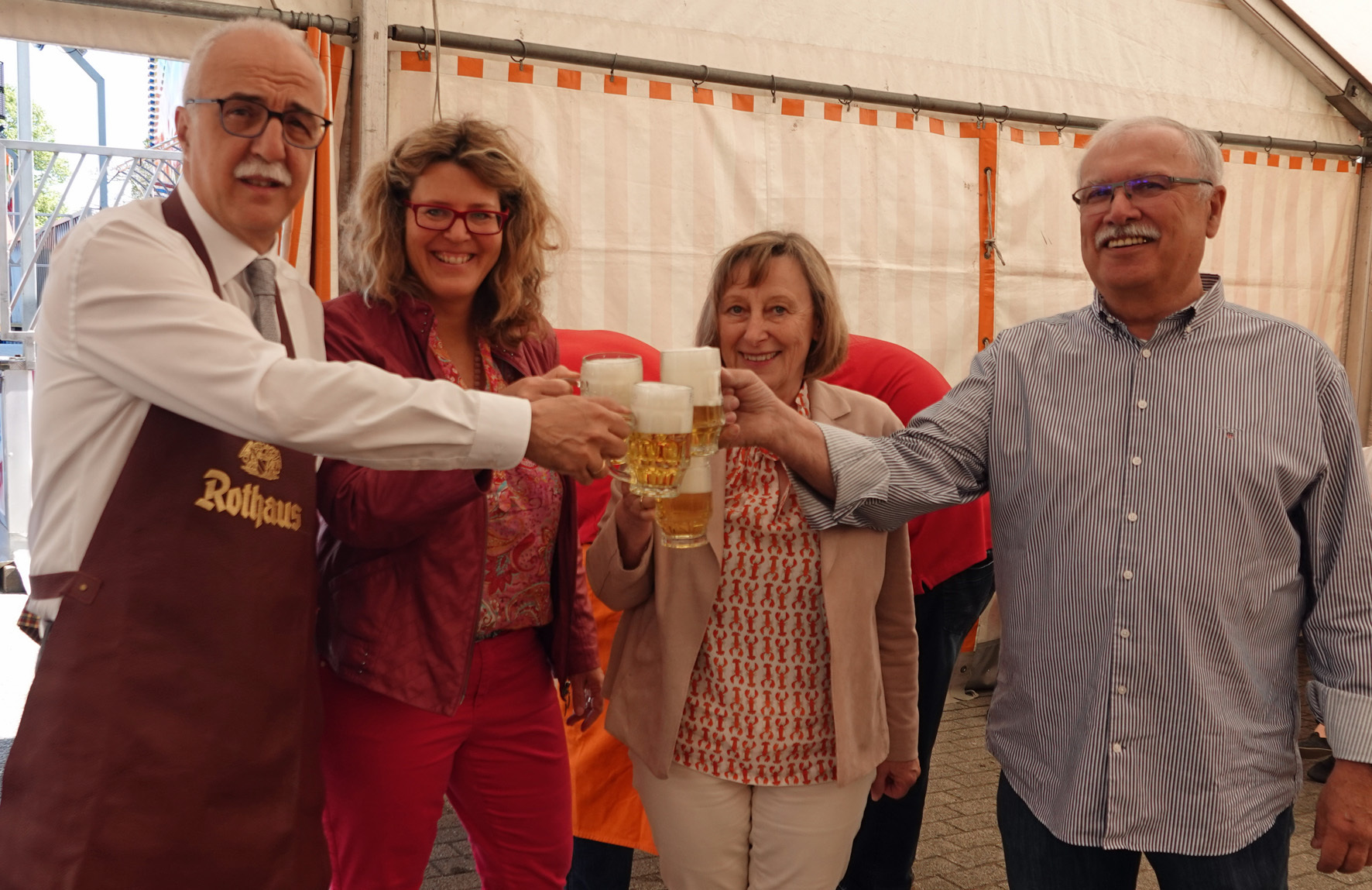 Traditioneller Fassanstich: Oberbürgermeister Toni Vetrano, Fiona Härtel, Geschäftsführerin der Kehl Marketing GmbH, sowie Ehepaar Brigitte und Theo Hahn, Organisator des Ostermarkts (v. l.)