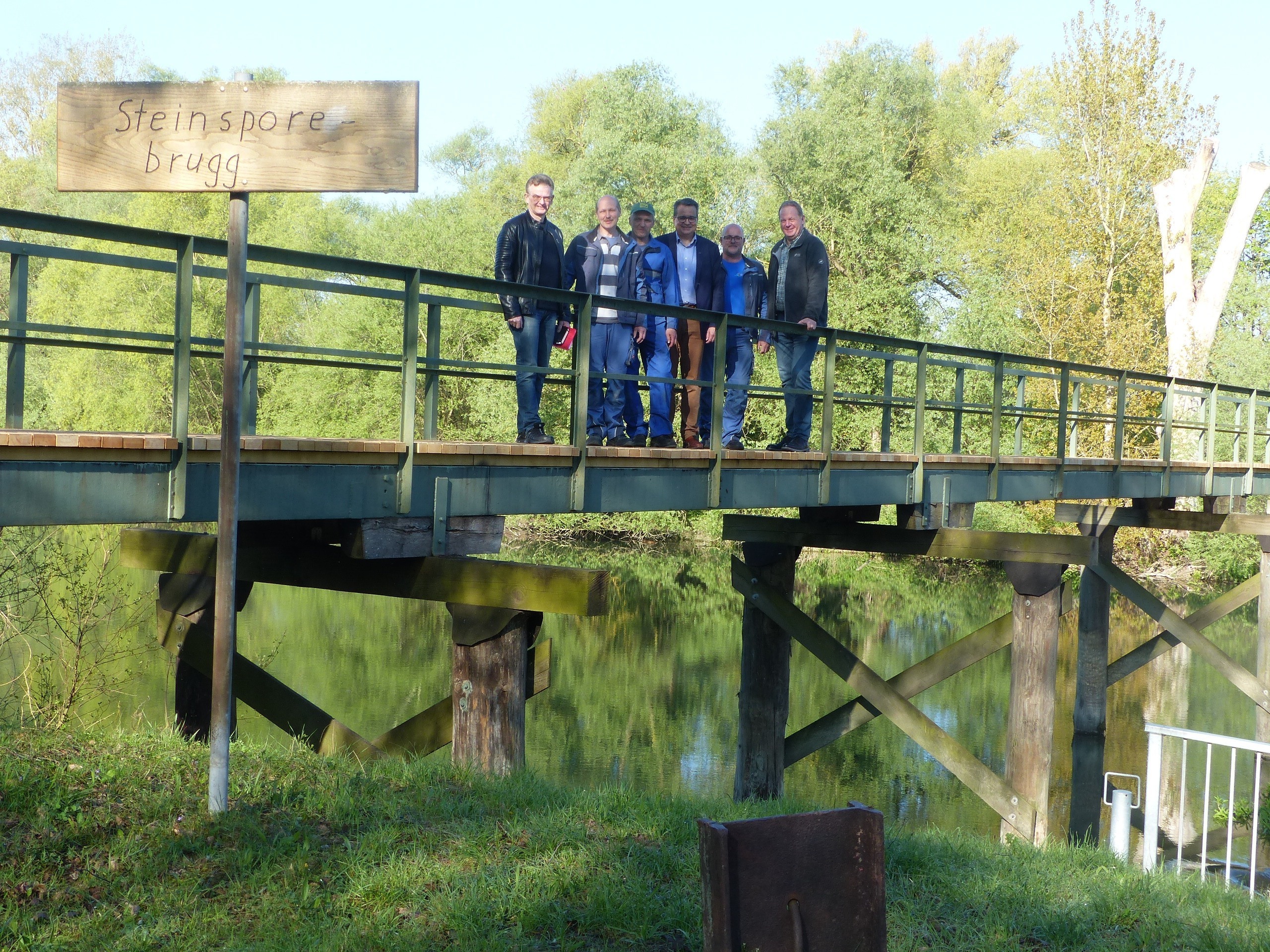 Peter Steinert (v. l.), Gerd Mild, Stefan Christen vom Bauhof sowie Ortsvorsteher Jochen Strosack und Gerdhard Moser weihen den sanierten Steg ein.